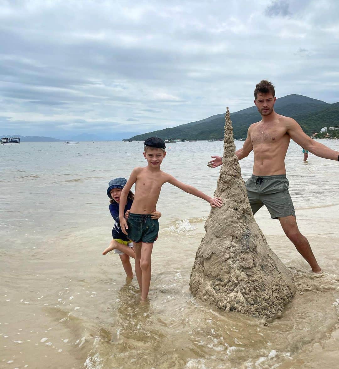 フランシスコ･ラチョースキーのインスタグラム：「King of the sand castle 🏰 not for long! Lol 😂」