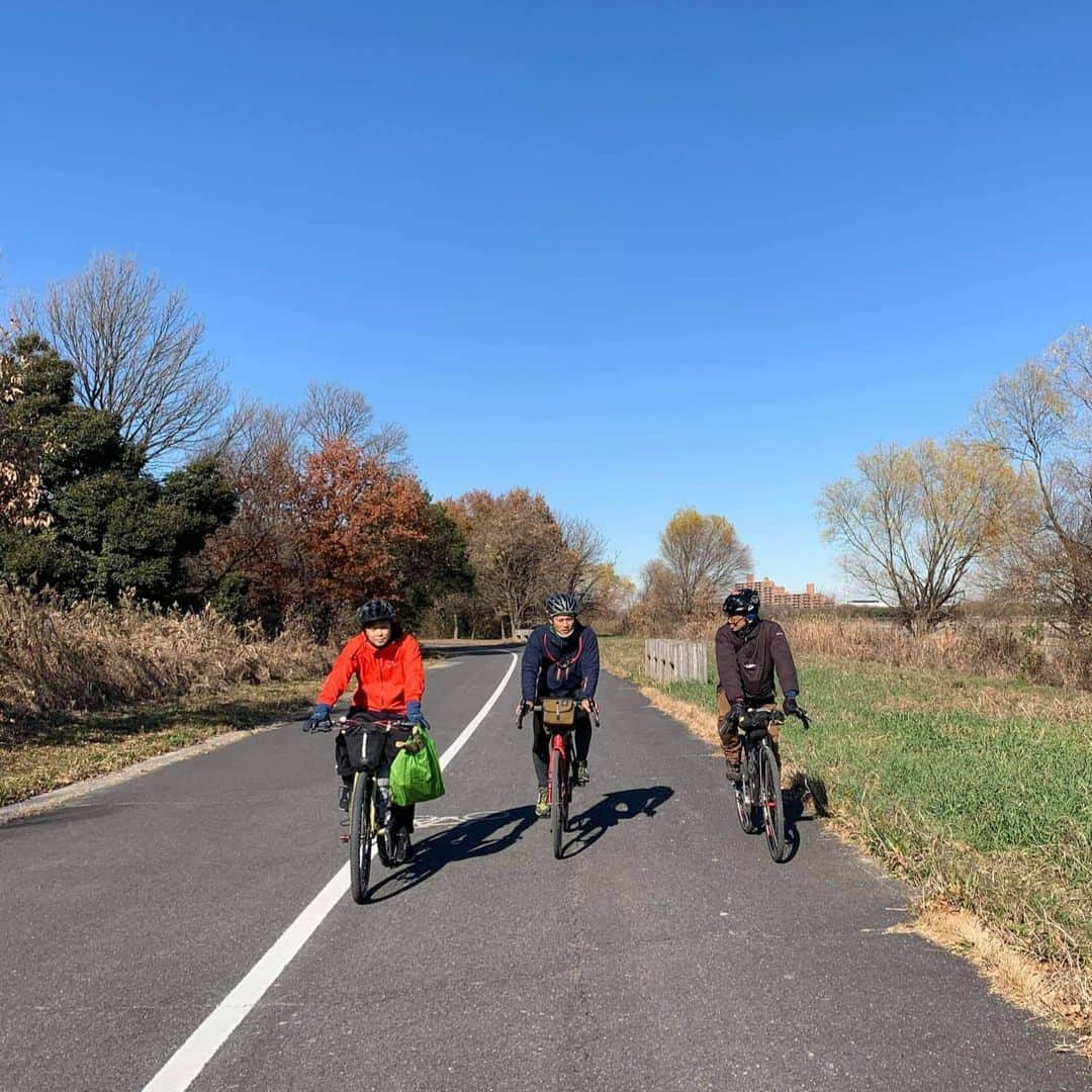 山下晃和のインスタグラム：「【BIKE】自宅から自走でガッツリ。B&C副実行委員長のおきもっくんと。  河原の土手で みんなと集合して、チョロっとダートを巡り、途中で焚き火できそうな薪を拾い、それぞれの焚き火台でランチを作る  Tattsさんの焚き火ホットサンド調理の数々に舌鼓を打ち、ポンポン。  ワラニーシンゴさんに色々と焚き火道具を教わる  サプライズゲストのパーゴワークス代表テツさん登場！新作のお披露目を。  楽しいだけでなく、学びの多い、幸せな冬ライドでした。  本当にほんと〜に自転車が好きみたいです  #冬ライド　 #トラベルライター #焚き火 #グラベルライド #ツーリング #旅 #シャウエッセン #男前ファイアグリル #デイキャンプ #荒川 #自転車旅 #Isadore @isadoreapparel #イザドア #自転車 #ロードバイク #ローディー #ヒルクライム #bicycle #roadbike @tokyowheels」