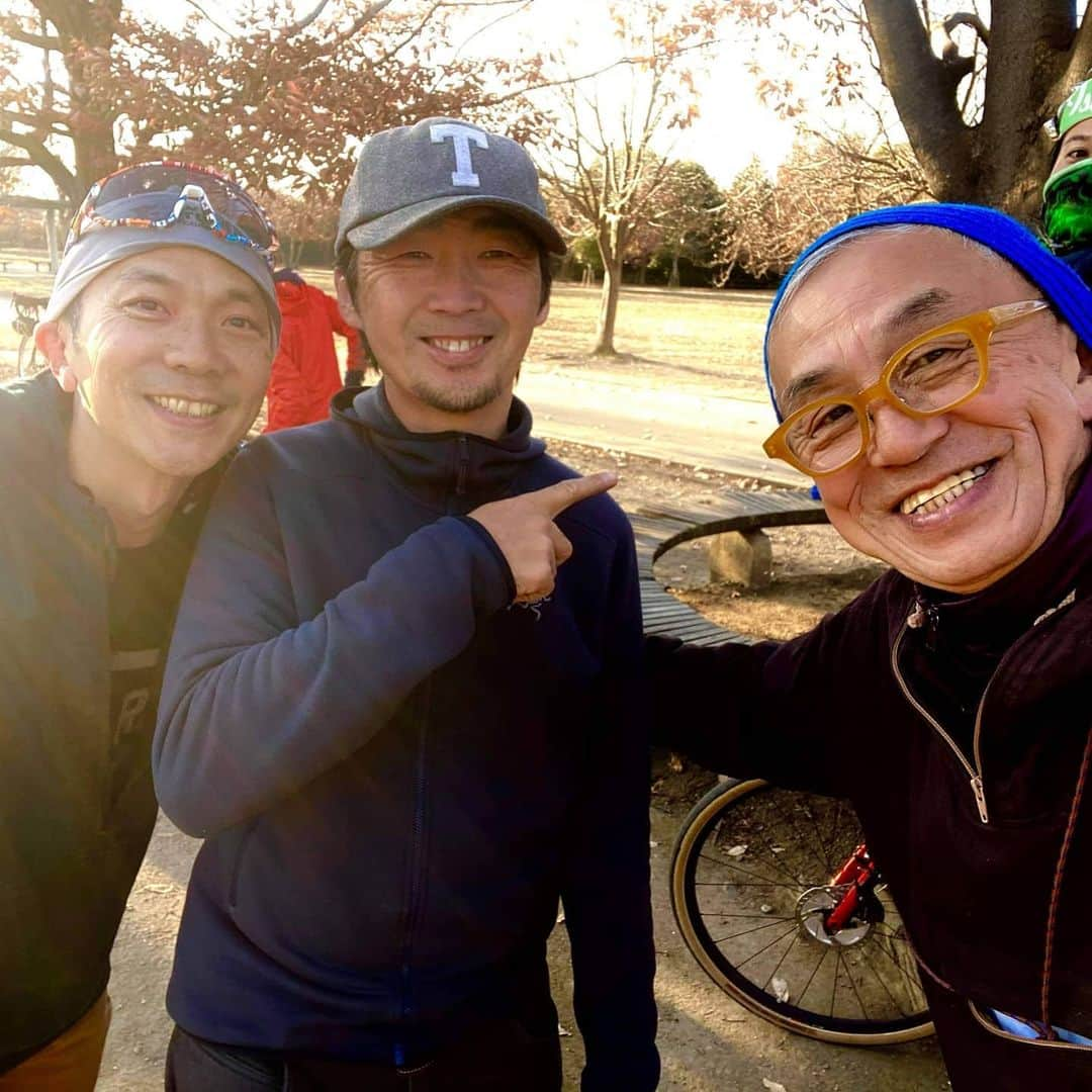 山下晃和さんのインスタグラム写真 - (山下晃和Instagram)「【BIKE】自宅から自走でガッツリ。B&C副実行委員長のおきもっくんと。  河原の土手で みんなと集合して、チョロっとダートを巡り、途中で焚き火できそうな薪を拾い、それぞれの焚き火台でランチを作る  Tattsさんの焚き火ホットサンド調理の数々に舌鼓を打ち、ポンポン。  ワラニーシンゴさんに色々と焚き火道具を教わる  サプライズゲストのパーゴワークス代表テツさん登場！新作のお披露目を。  楽しいだけでなく、学びの多い、幸せな冬ライドでした。  本当にほんと〜に自転車が好きみたいです  #冬ライド　 #トラベルライター #焚き火 #グラベルライド #ツーリング #旅 #シャウエッセン #男前ファイアグリル #デイキャンプ #荒川 #自転車旅 #Isadore @isadoreapparel #イザドア #自転車 #ロードバイク #ローディー #ヒルクライム #bicycle #roadbike @tokyowheels」12月23日 5時41分 - travel_akikazoo