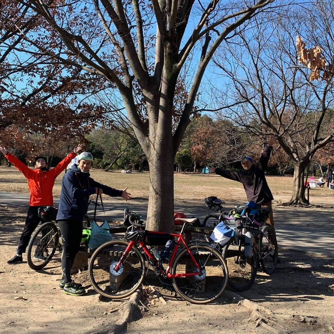 山下晃和さんのインスタグラム写真 - (山下晃和Instagram)「【BIKE】自宅から自走でガッツリ。B&C副実行委員長のおきもっくんと。  河原の土手で みんなと集合して、チョロっとダートを巡り、途中で焚き火できそうな薪を拾い、それぞれの焚き火台でランチを作る  Tattsさんの焚き火ホットサンド調理の数々に舌鼓を打ち、ポンポン。  ワラニーシンゴさんに色々と焚き火道具を教わる  サプライズゲストのパーゴワークス代表テツさん登場！新作のお披露目を。  楽しいだけでなく、学びの多い、幸せな冬ライドでした。  本当にほんと〜に自転車が好きみたいです  #冬ライド　 #トラベルライター #焚き火 #グラベルライド #ツーリング #旅 #シャウエッセン #男前ファイアグリル #デイキャンプ #荒川 #自転車旅 #Isadore @isadoreapparel #イザドア #自転車 #ロードバイク #ローディー #ヒルクライム #bicycle #roadbike @tokyowheels」12月23日 5時41分 - travel_akikazoo