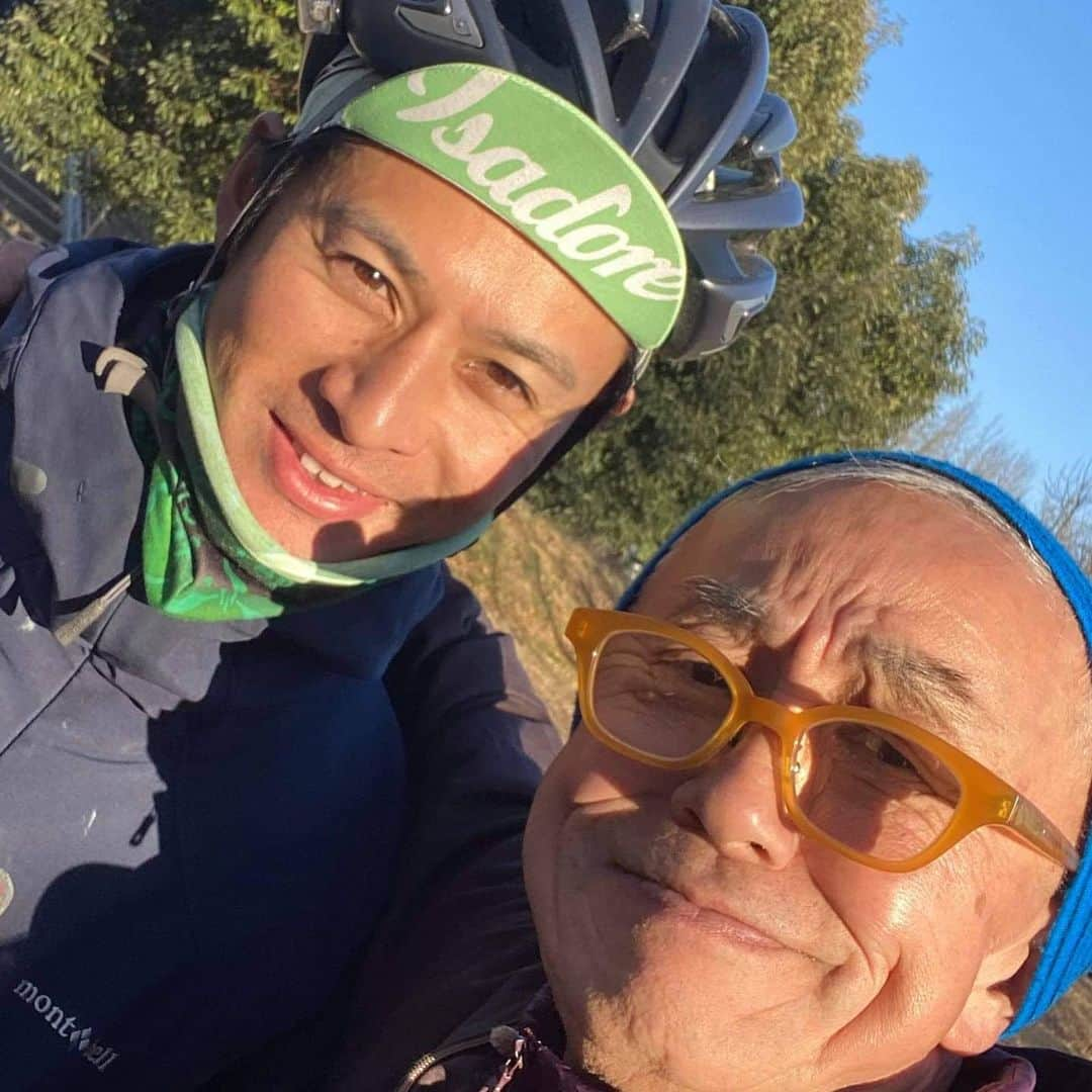 山下晃和さんのインスタグラム写真 - (山下晃和Instagram)「【BIKE】自宅から自走でガッツリ。B&C副実行委員長のおきもっくんと。  河原の土手で みんなと集合して、チョロっとダートを巡り、途中で焚き火できそうな薪を拾い、それぞれの焚き火台でランチを作る  Tattsさんの焚き火ホットサンド調理の数々に舌鼓を打ち、ポンポン。  ワラニーシンゴさんに色々と焚き火道具を教わる  サプライズゲストのパーゴワークス代表テツさん登場！新作のお披露目を。  楽しいだけでなく、学びの多い、幸せな冬ライドでした。  本当にほんと〜に自転車が好きみたいです  #冬ライド　 #トラベルライター #焚き火 #グラベルライド #ツーリング #旅 #シャウエッセン #男前ファイアグリル #デイキャンプ #荒川 #自転車旅 #Isadore @isadoreapparel #イザドア #自転車 #ロードバイク #ローディー #ヒルクライム #bicycle #roadbike @tokyowheels」12月23日 5時41分 - travel_akikazoo