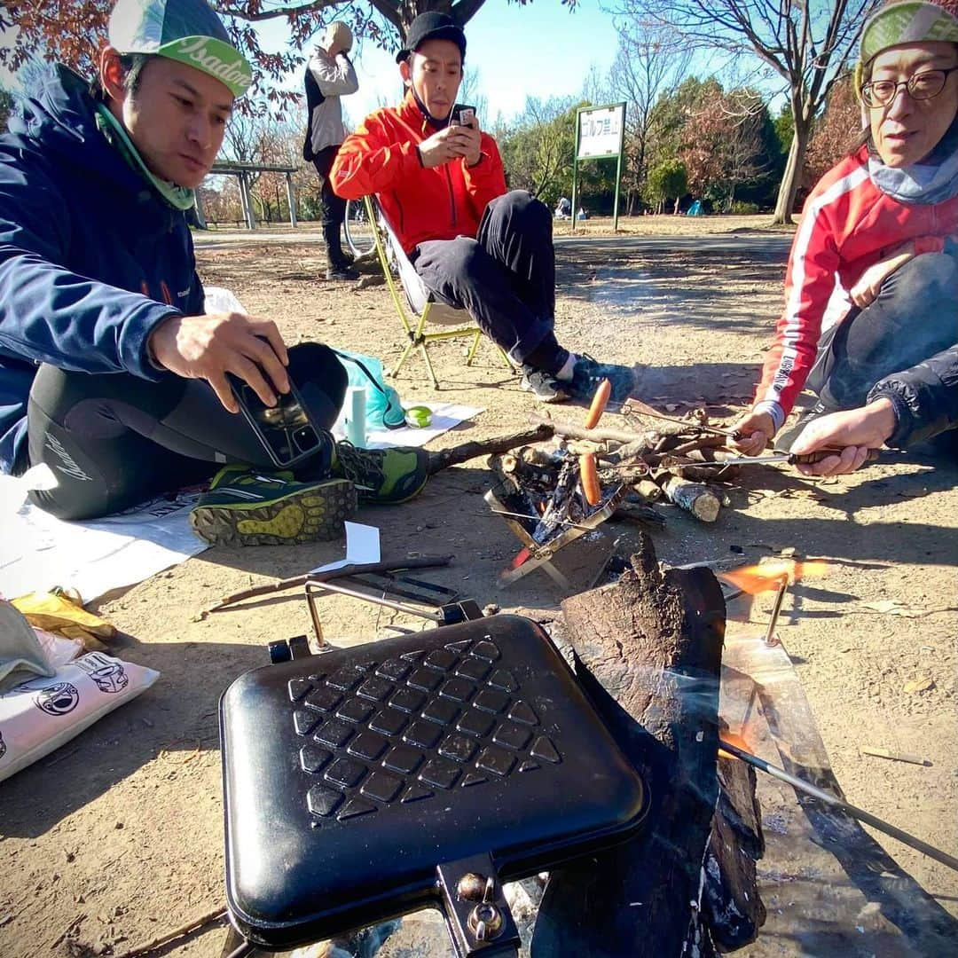 山下晃和さんのインスタグラム写真 - (山下晃和Instagram)「【BIKE】自宅から自走でガッツリ。B&C副実行委員長のおきもっくんと。  河原の土手で みんなと集合して、チョロっとダートを巡り、途中で焚き火できそうな薪を拾い、それぞれの焚き火台でランチを作る  Tattsさんの焚き火ホットサンド調理の数々に舌鼓を打ち、ポンポン。  ワラニーシンゴさんに色々と焚き火道具を教わる  サプライズゲストのパーゴワークス代表テツさん登場！新作のお披露目を。  楽しいだけでなく、学びの多い、幸せな冬ライドでした。  本当にほんと〜に自転車が好きみたいです  #冬ライド　 #トラベルライター #焚き火 #グラベルライド #ツーリング #旅 #シャウエッセン #男前ファイアグリル #デイキャンプ #荒川 #自転車旅 #Isadore @isadoreapparel #イザドア #自転車 #ロードバイク #ローディー #ヒルクライム #bicycle #roadbike @tokyowheels」12月23日 5時41分 - travel_akikazoo