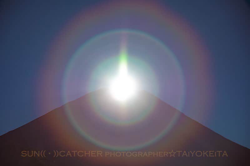 窪塚洋介のインスタグラム：「©︎太陽系太　氏の撮った今年の冬至の富士山と御来光🙏　#一陽来復」