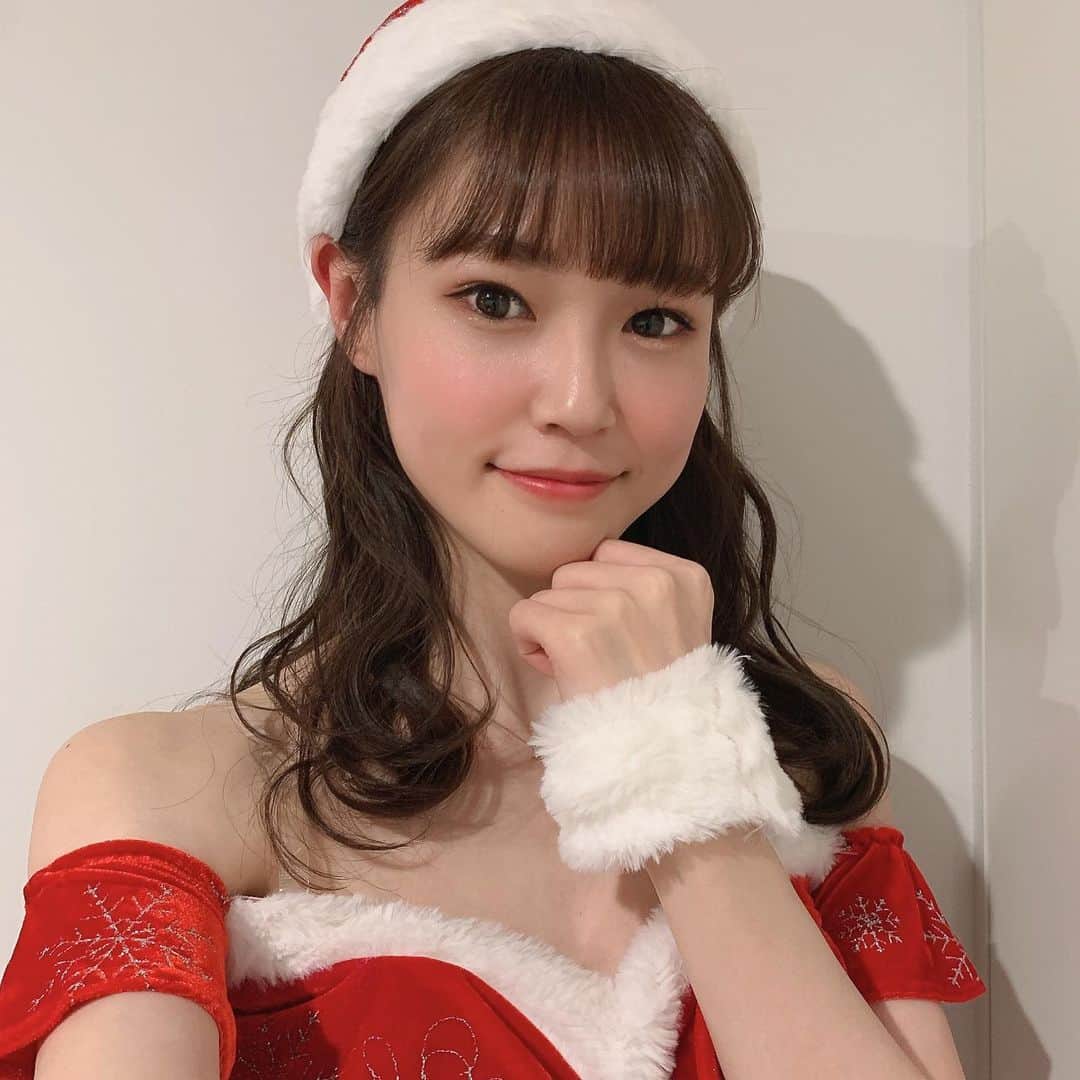 橘香恋のインスタグラム：「おはようございます❤︎﻿ ﻿ 前回の投稿に﻿ イイネとコメントありがとうございます☺﻿ ﻿ ﻿クリスマスといえば どんな曲を思い浮かべますか?? ﻿ ﻿私はメリクリが思い浮かびます🎠 ﻿ ﻿」