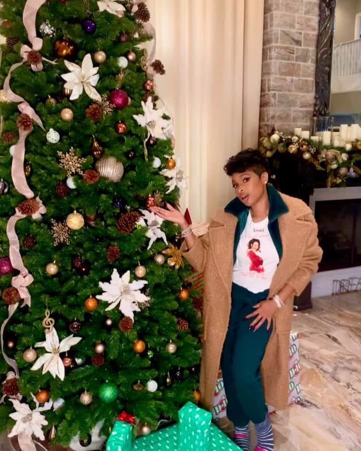 ジェニファー・ハドソンのインスタグラム：「Deck the Halls 🎄 Counting down to my favorite holiday!」