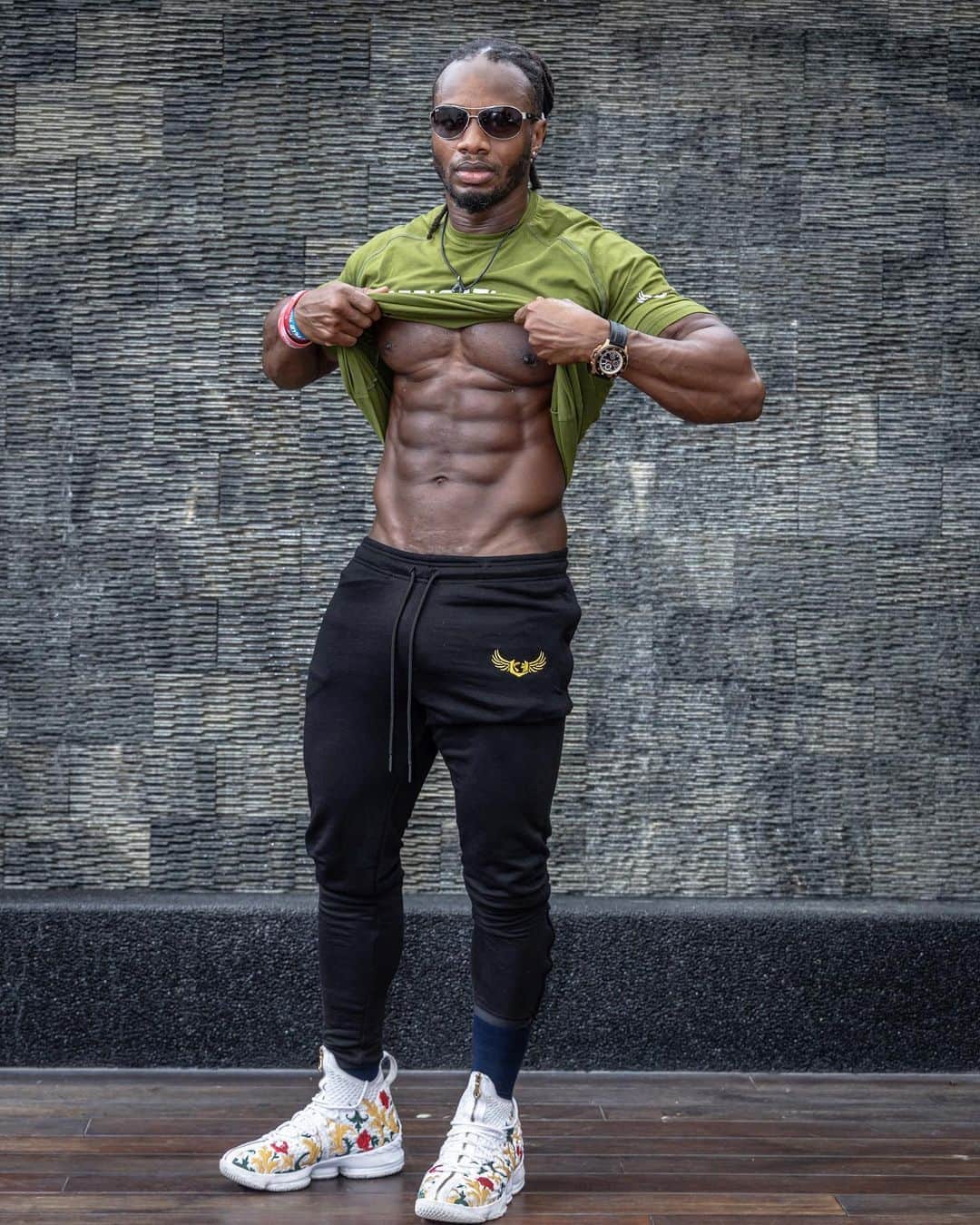 Ulissesworldさんのインスタグラム写真 - (UlissesworldInstagram)「If you stay ready, you don’t have to get ready. I stayed consistent over the years using my diet & training methods. Check my stories 👆💪 _ Joggers, Tee’s, Socks & lifting accessories available at WWW.UAPPARELWORLD.COM _ #uapparelworld #ulissesworld #dedicationhasnolimitation」12月23日 5時57分 - ulissesworld