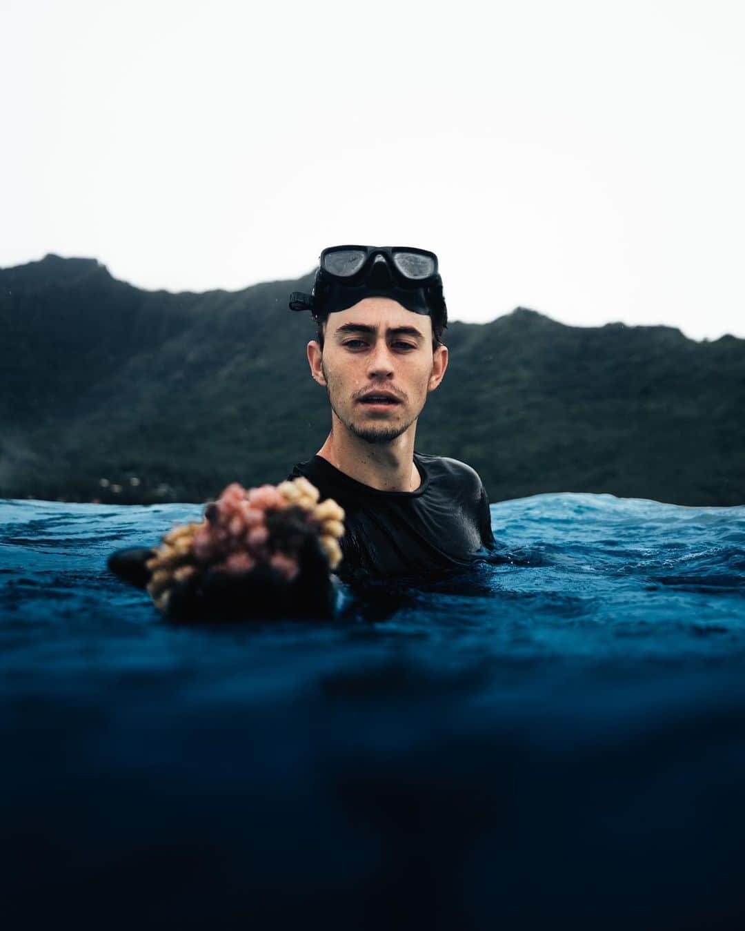 ナッシュ・グリアのインスタグラム：「Coral reefs will be the first ecosystem to collapse due to global warming. We’ve already lost half of our coral reefs worldwide & if we continue at our current pace they will COMPLETELY DISAPPEAR by 2050 - you can already see signs of it happening here in remote French Polynesia. Our delicate world is so much more intertwined than we think - that’s why the @coralgardeners team has made it their mission to restore dying reefs & THEY NEED YOUR HELP! Visit the link in their bio (@coralgardeners) to adopt a “super coral” and join the fight for a better future. Keep up with us throughout the week as we grapple with the fight against global warming #WeTheReef 🌊」