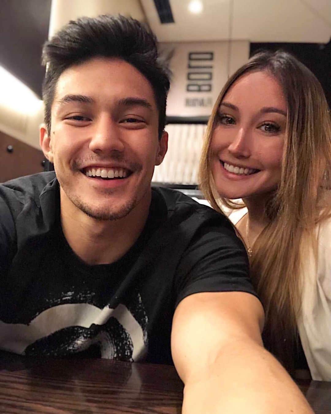アルトゥール・オヤカワ・マリアノのインスタグラム：「Japa “dancers” 😅 @juliekima 🕺🏻💃🏻」