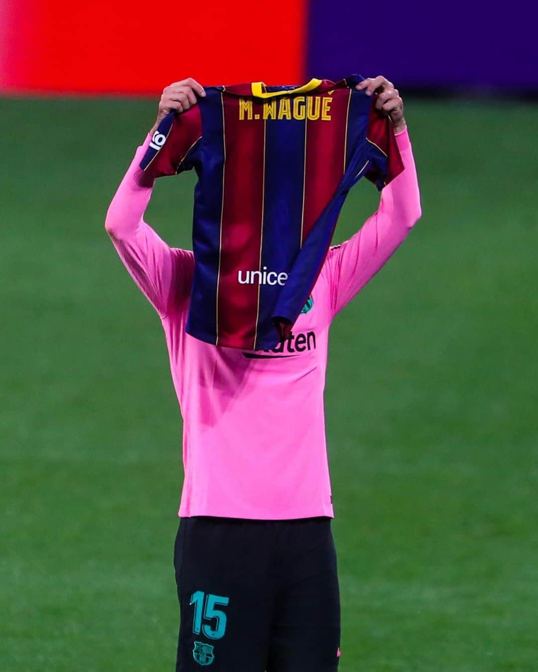 FCバルセロナさんのインスタグラム写真 - (FCバルセロナInstagram)「💙 @clement_lenglet dedicates his GOAL to @moussawague15 🥺 ❤️ #MesQueUnClub Va por ti, Wagué / Va per tu, Wagué」12月23日 6時31分 - fcbarcelona