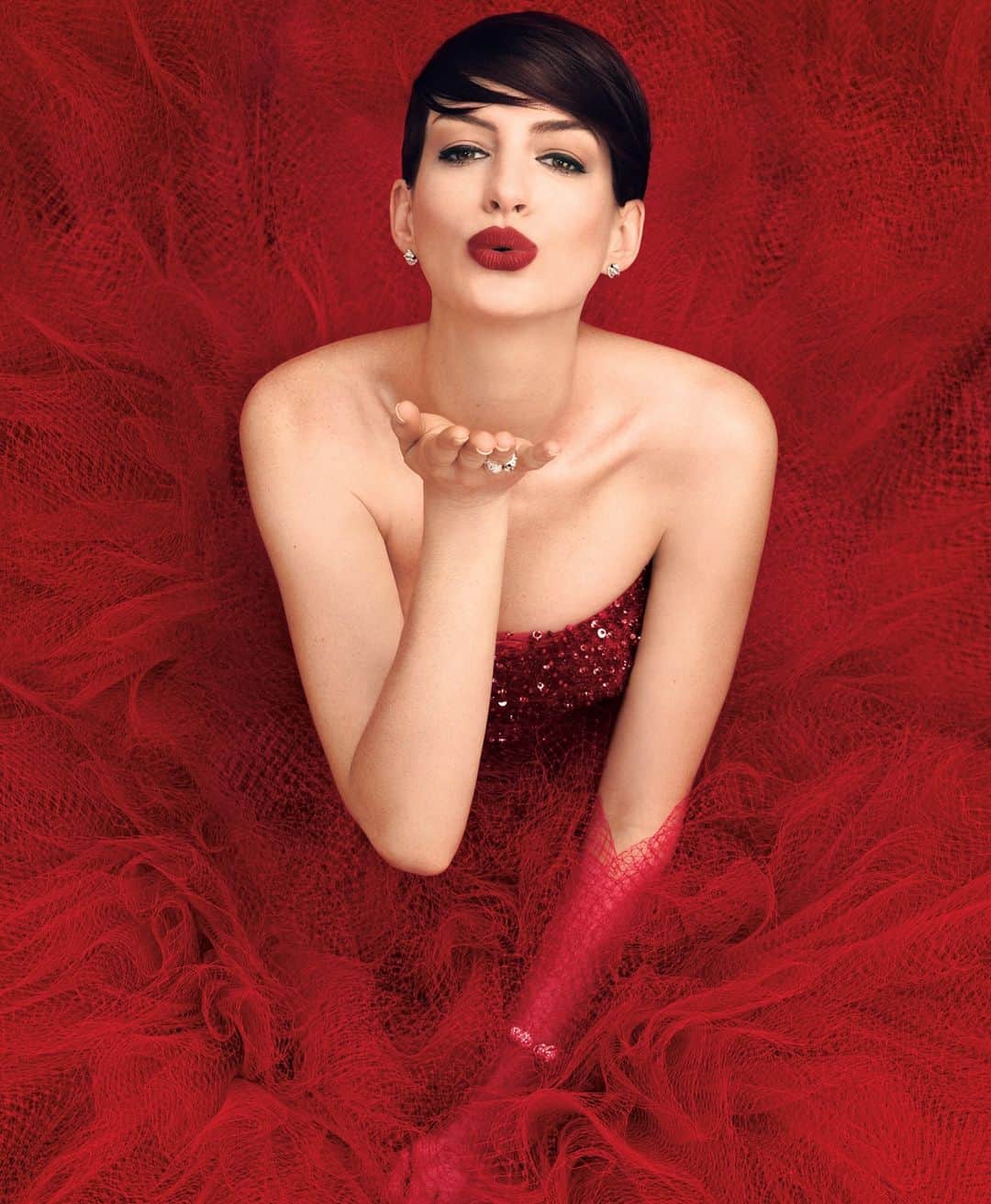 ShopBAZAARさんのインスタグラム写真 - (ShopBAZAARInstagram)「Because nothing says "Happy Holidays" better than the perfect red lip. #AnneHathaway  Harper's BAZAAR, October 2014 Photography by Alexi Lubomirski」12月23日 6時26分 - shopbazaar