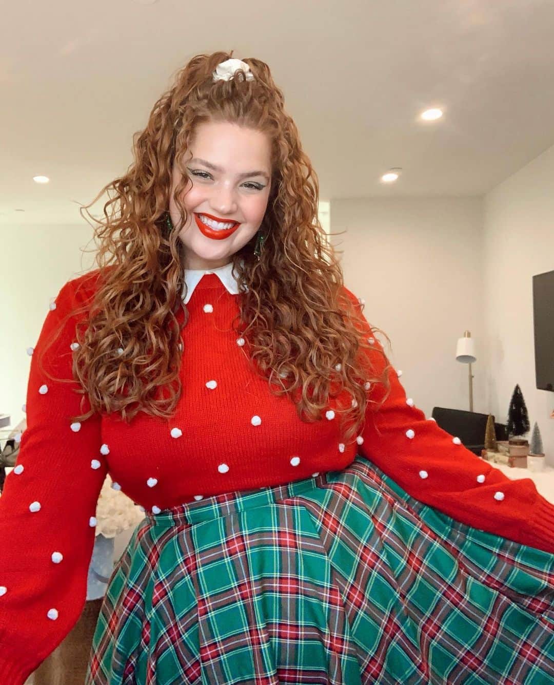 ブリー・キッシュのインスタグラム：「did you really think covid was going to stop me from looking like a modern day mrs. claus this week..? 🎄✨🎁」
