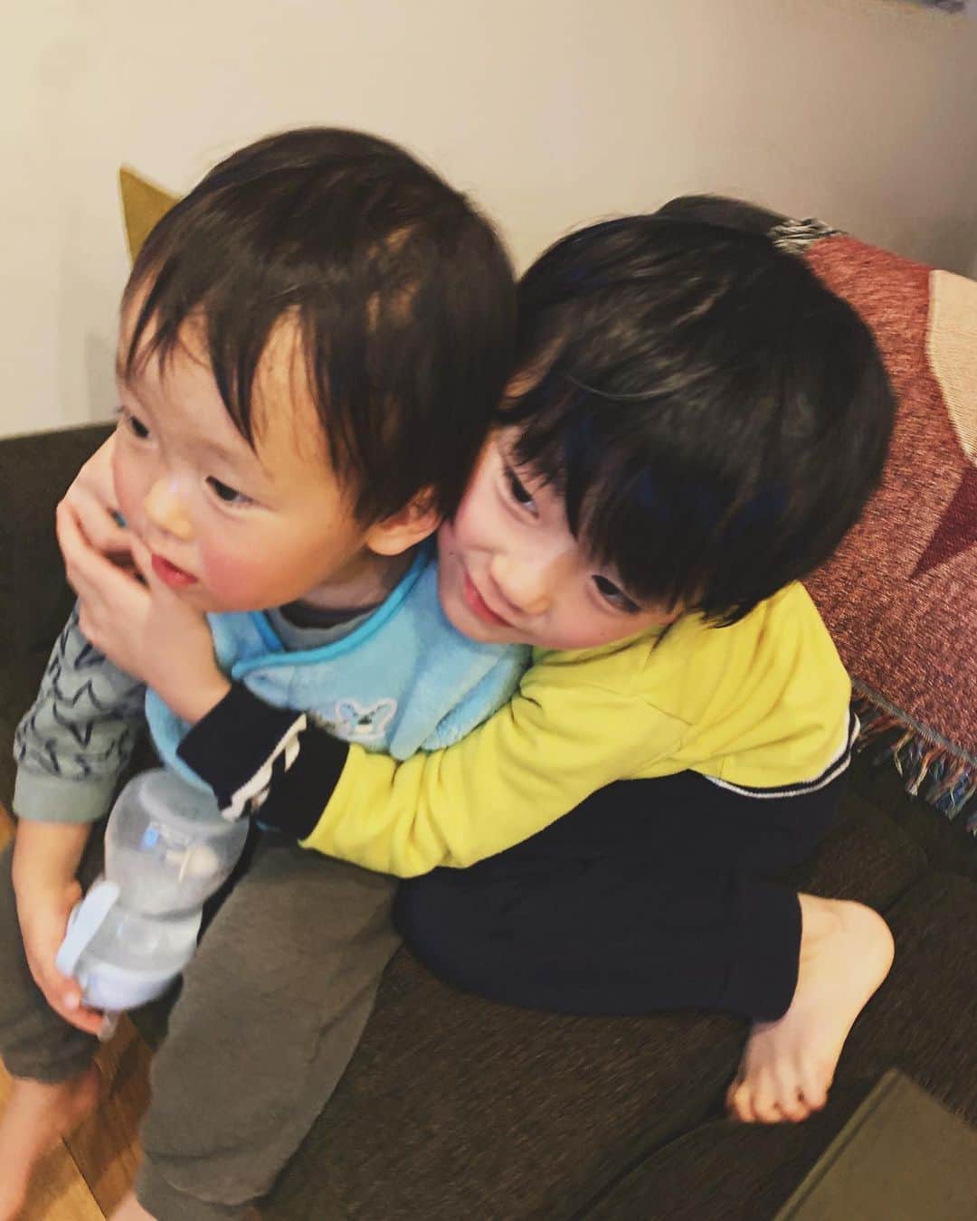 花盛友里のインスタグラム：「昨日の風呂上がり家事してて、ふと見たらこうやって2人でノンタン見てた♡ ほっこりー！ この後次男が「やめろ！うっとーしー！」ってにーちゃんを押しやってました笑笑  １日のうち8割喧嘩してて、2割こうやって仲良くしてるよ。ほとんどがおもちゃんのとりあい。。  もうちょっと大きくなったら家壊れるような感じになっていくんやろなー、怖い怖い。。」