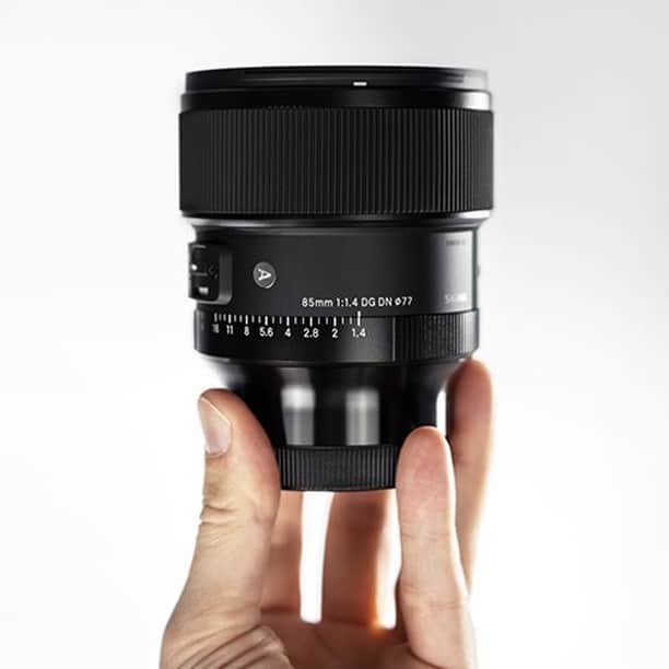 Sigma Corp Of America（シグマ）さんのインスタグラム写真 - (Sigma Corp Of America（シグマ）Instagram)「Our SIGMA 85mm F1.4 DG DN  Art lens has won the SLR Lounge "Portrait Lens of the Year" award!  Designed for full-frame mirrorless, this beauty has everything you want in a portrait lens, including compact size, and we're happy to see that @slrlounge thinks so, too. 🙂  #SIGMA #sigmaphoto #sigma85mmart #sigma85mmdgdn #sigma85mmdgdnart #emount #Lmount #sigmalens #sigmalenses #awards #portraitlens #portraitlenses #portraitphotography #fullframe #mirrorless #mirrorlesscamera」12月23日 6時39分 - sigmaphoto