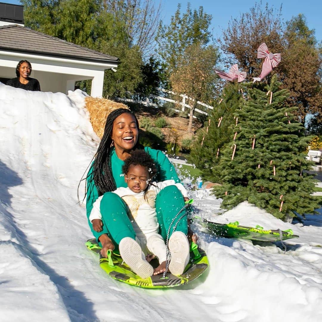ガブリエル・ユニオンさんのインスタグラム写真 - (ガブリエル・ユニオンInstagram)「So, turns out @kaaviajames is not a fan of snow or sledding! 🤣🤣🤣🎄 #BackyardBoogie」12月23日 6時35分 - gabunion