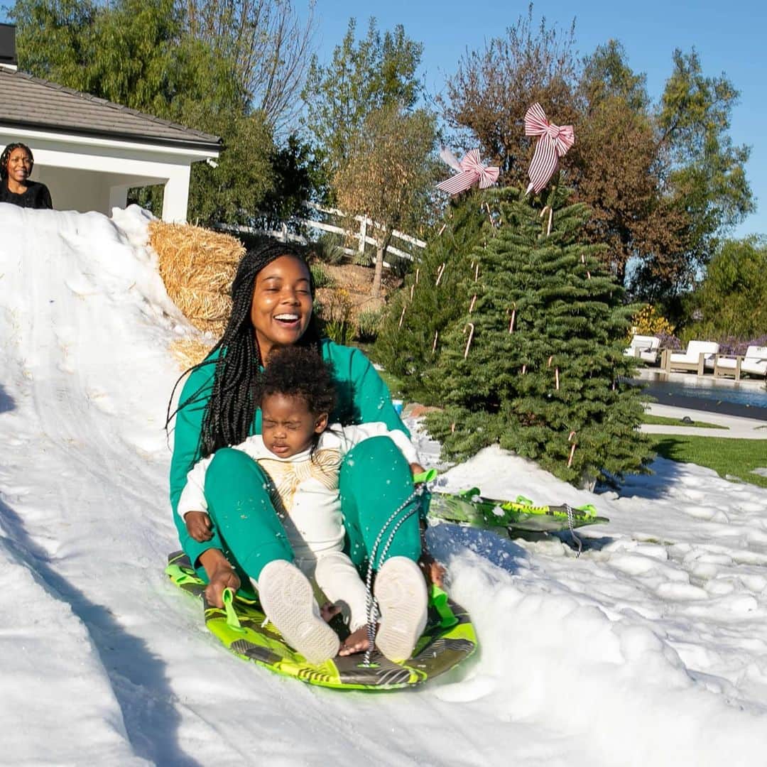 ガブリエル・ユニオンさんのインスタグラム写真 - (ガブリエル・ユニオンInstagram)「So, turns out @kaaviajames is not a fan of snow or sledding! 🤣🤣🤣🎄 #BackyardBoogie」12月23日 6時35分 - gabunion