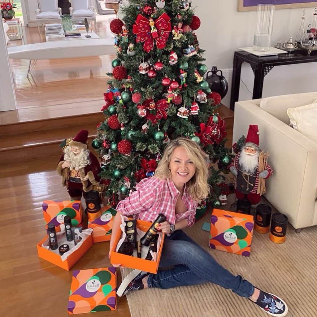 Eliana Michaelichin Bezerraのインスタグラム：「Vcs que me acompanham sabem o quanto eu gosto da @haskelloficial Este ano resolvi presentear também com algo que ajude a cuidar da beleza dos cabelos. Tem pra toda a família. Os kits já vem em caixas lindas para dar a quem vc ama. Nada melhor do que unir praticidade e qualidade. Fica aqui uma dica bacana pra esse Natal. Aproveito para agradecer o carinho da querida Márcia, fundadora da Haskell, e desejar a toda a equipe boas festas e muita saúde a todos 🙏🏻❤️! #haskell #Ad #beleza #cabelosaudavel」