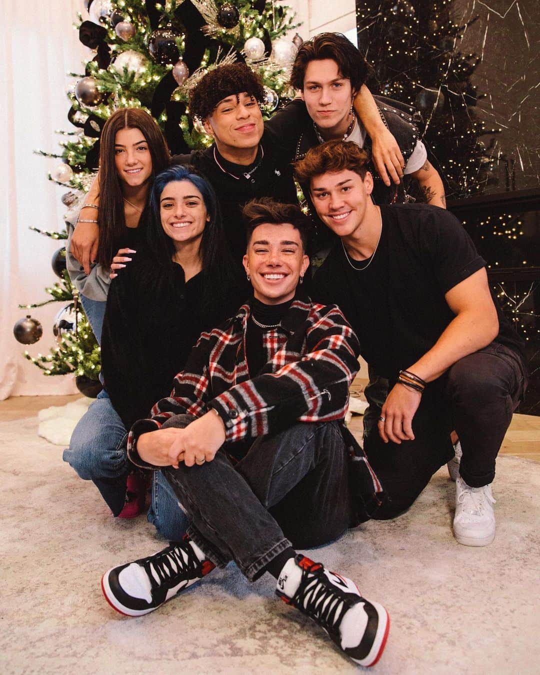 のインスタグラム：「/ WHAT ARE YOU DOING FOR THE HOLIDAYS?🎄 • christmas collab squad 🎁❄️」
