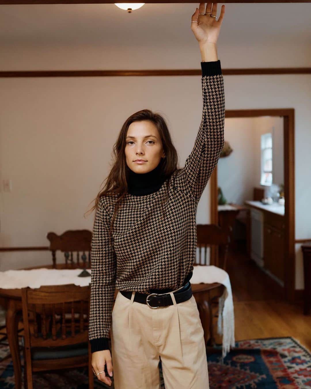 ブリクストンのインスタグラム：「At home comfort in the Joni Sweater. 🍂」