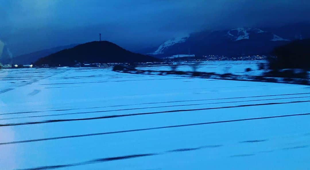 河瀬直美さんのインスタグラム写真 - (河瀬直美Instagram)「徐行運転… 雪景色。  人生は一日にして成らず きっと昇る太陽を待って  Slowly driving... scenes of snow.  Life isn’t just one day Wait for the sun that is sure to rise  #まだ #夜は #明けない #still  #night #staysdark」12月23日 6時42分 - naomi.kawase