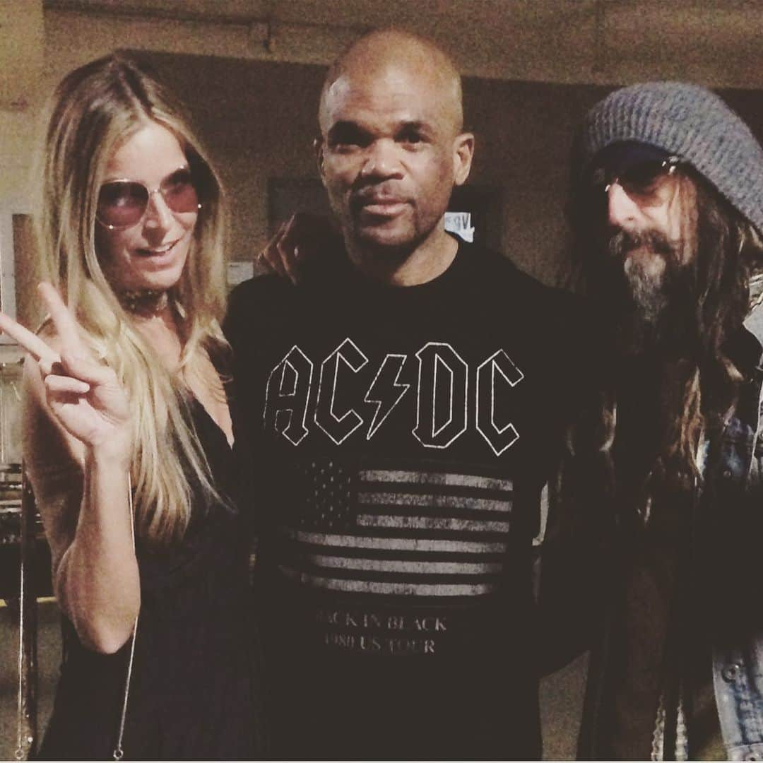 ロブ・ゾンビさんのインスタグラム写真 - (ロブ・ゾンビInstagram)「Backstage in Cleveland at the @altpress awards with @sherimoonzombieofficial and @kingdmc . First time I met DMC was 1989 at Chung King Studios in NYC while recording with White Zombie. Fun fact Sheri and DMC did a quick rap of It’s Tricky on the red carpet. Doesn’t take much to get Sheri going on 80’s hip-hop. #rundmc #dmc #sherimoonzombie #robzombie #chungking」12月23日 6時43分 - robzombieofficial