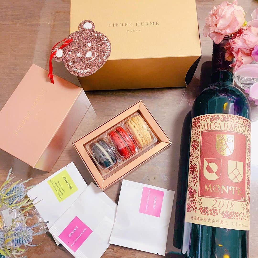 LINAさんのインスタグラム写真 - (LINAInstagram)「@katsunumajyozo_winery_official  の赤ワインが届いたから、今月のピエールのマカロンと一緒に🍰  山梨県韮崎市穂坂町産のブドウ主体のワインで 梗を取り除かず房ごとそのままタンクで発酵させたあと、樽に移し一年間熟成させたもの🍷🥰  #アルガブランカ　#勝沼醸造 #ワイン　#甲州ワイン　#おうち時間　#宅飲み　#ワイン好きな人と繋がりたい  #ワインのある暮らし　#おうちごはん #おうち時間　#バカラグラス　#赤ワイン　#マカロン　#ピエールエルメ #ピエールエルメマカロン」12月23日 6時43分 - rinatea0519