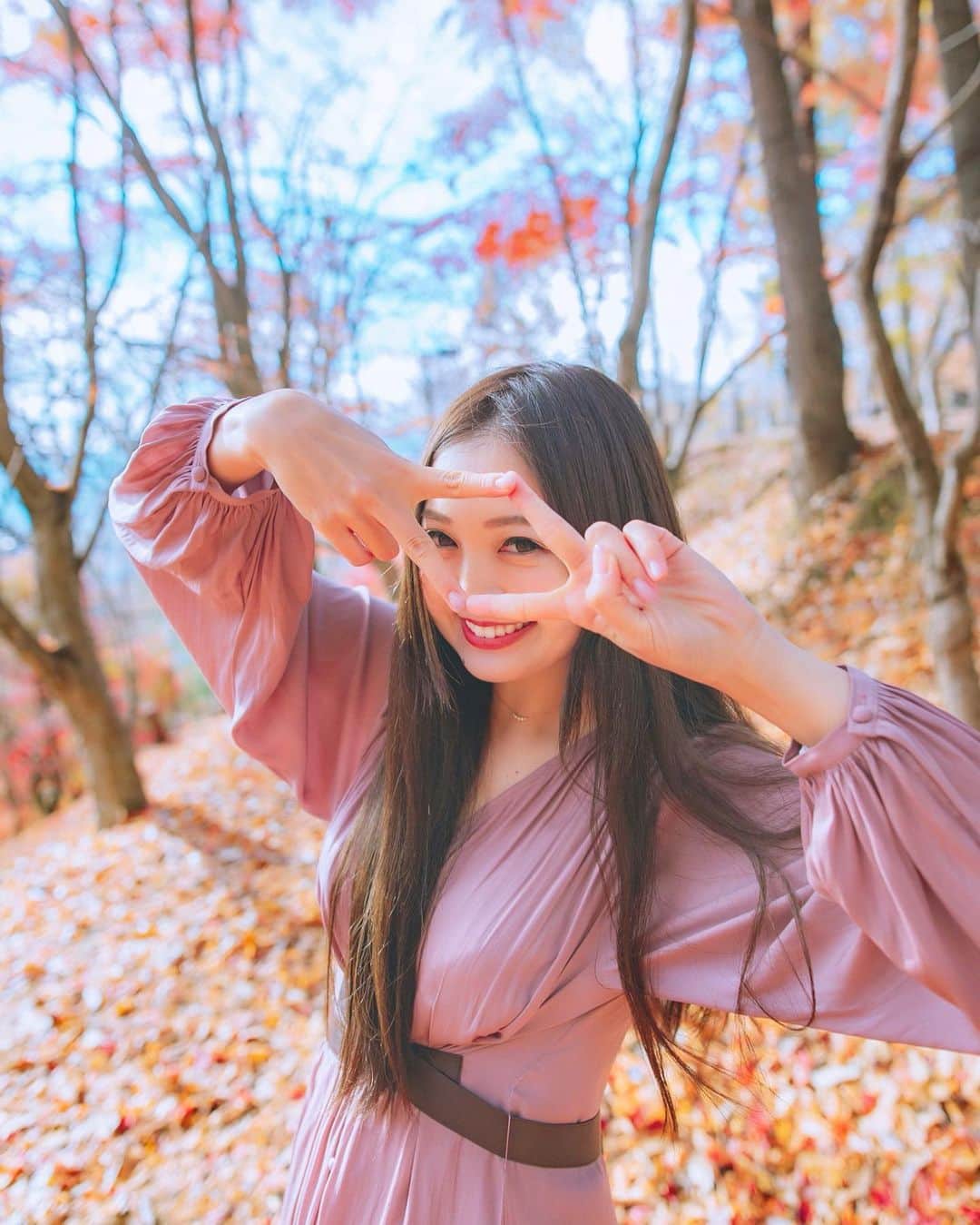 のインスタグラム：「🍂🍁  桃鉄で1000億円も稼いでしまった😊 ゲームの中でだけど😂 もし1000億円あったらみんなはなにするんだろう？ 私は南極にいってみたいなー❄☃  面白い位置情報みつけた！笑 🌸  🌸 Photo @mina0822_photo  🌸  🍁 🌸   ・  #daily_photo_jpn  #team_jp_ #IG_PHOS#japan_daytime_view#ポートレート #被写体 #genic_mag#instagram#IGersJP #retrip_nippon #hubsplanet  #カメラ女子 #カメラ好きな人と繋がりたい #ファッション #ファインダー越しの私の世界 #サロンモデル#tokyocameraclub #awesome_earthpix  #タビジョ#art_of_japan_ #hellofrom #ビジョビ #whim_member #earth_portraits #紅葉#japan_of_insta#retrip_nippon #写真撮ってる人と繋がりたい#gpw_members_only」
