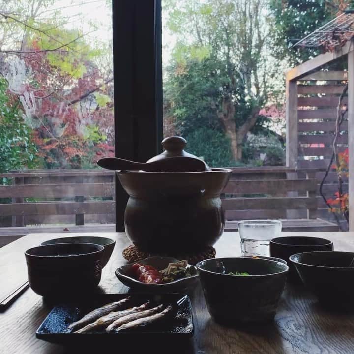 宇藤えみのインスタグラム：「朝ごはん 窓にはホラーな手あと。笑 #暮らし#朝ごはん#親子ごはん」