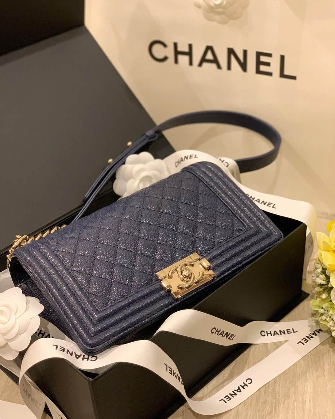 あやごるふのインスタグラム：「初めて見た色🥺💙﻿ #boychanel  ﻿ キュンです❤︎﻿ ﻿ ﻿ ﻿ ﻿ ﻿ #シャネル #CHANEL #ボーイシャネル ﻿  #style #instafashion #fashionista #coco #cocomark #select #ginza #銀座 #東京 #fashion #tokyo #ootd #chanelbag #シャネルバッグ #shopping #shoppingday #boychanelbag #chanellove #chaneladdict #chanelboy #chanelbags」