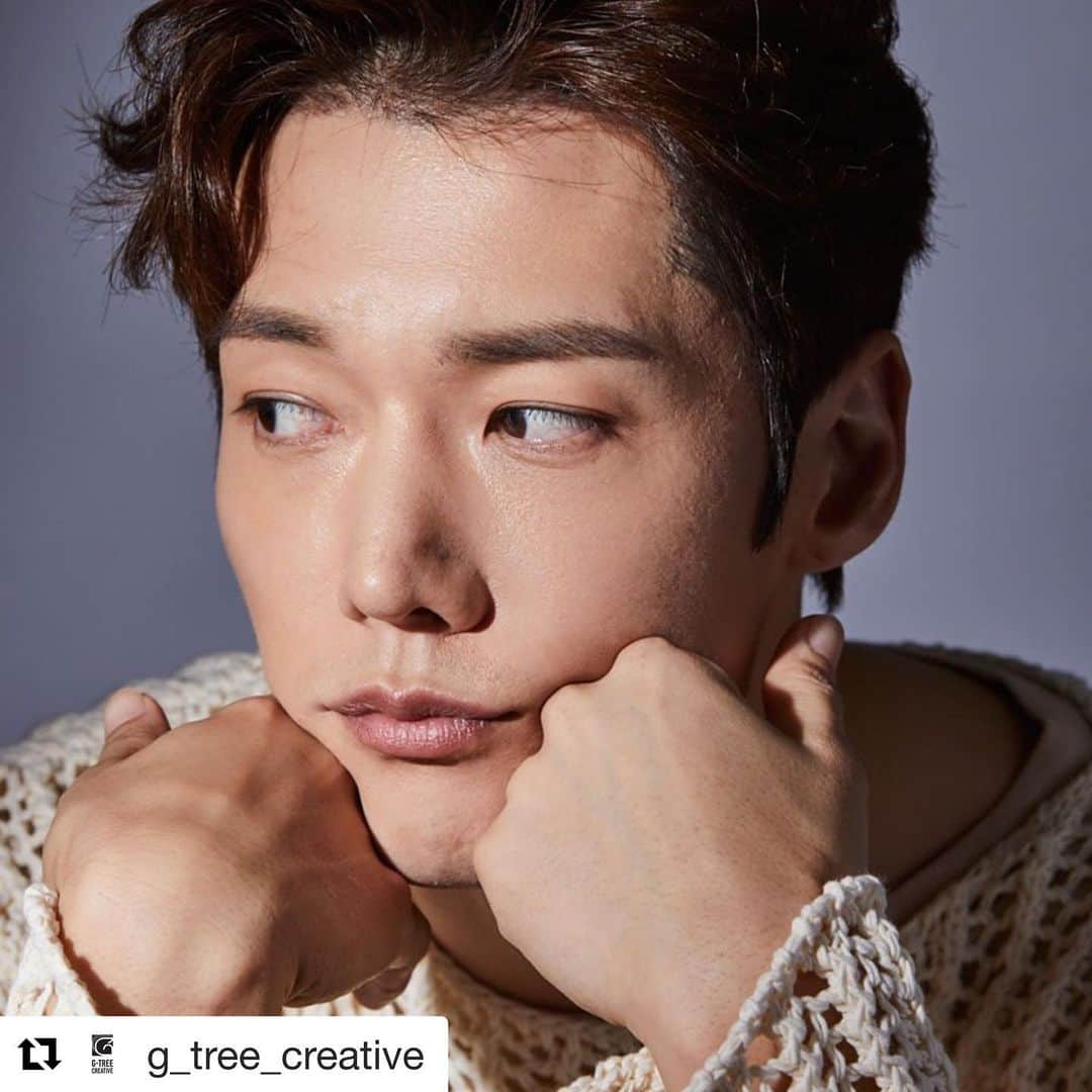 チェ・ジニョクのインスタグラム：「#Repost @g_tree_creative with @get_repost ・・・ 안녕하세요 지트리크리에이티브입니다. LINE과 함께 진행하는 <최진혁 일본 온라인 팬미팅>에서는 추첨을 통해 시청자 중 일본 팬클럽 다섯 분께 폴라로이드 사진을 증정합니다.  또한, 응원 아이템 1등에 선정되신 분께는 서프라이즈 선물이 제공됩니다.  이번 <최진혁 일본 온라인 팬미팅>은 일본 내에서만 시청 가능합니다. 팬 여러분의 많은 참여 부탁드립니다. 오는 12월 27일 일요일 오후 7시 30분, <최진혁 일본 온라인 팬미팅>에서 만나요~👋 _ こんにちは、ジーツリークリエイティブです。 LINEと共同で行う<チェジンヒョク日本オンラインファンミーティング>では抽選で日本のファンクラブの5名の方にポラロイド写真をプレゼントします。  また、応援アイテム1等に選ばれた方にはサプライズプレゼントが提供されます。  今回の<チェジンヒョク日本オンラインファンミーティング>は日本国内でのみ視聴可能です。 ファンの皆さんの多くの参加をお願いいたします。 12月27日日曜日午後7時30分、<チェジンヒョク日本オンラインファンミーティング>で会いましょう~👋 _ #지트리크리에이티브 #GTREECREATIVE #최진혁 #チェジンヒョク #최진혁일본온라인팬미팅 #チェジンヒョク日本オンラインファンミーティング」