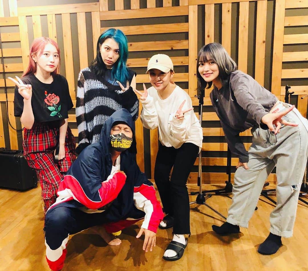 Kuboty のインスタグラム：「我儘ラキアのミニアルバム、本日発売㊗おめでとうございます️🎉  クボティはM2, M5の作曲編曲ギターで参加🎸🔥  聴いてくださった方は0.2秒で気付くと思いますが完全にそっち筋の曲に仕上っております。  作曲の依頼を頂いて、どんな曲にしようかなーと色々考え倒してみましたが、結果自分のやりたいことを好き放題やらせていただきまして我儘ラキアのメンバー、関係者の皆様に感謝です🙏  Letting Goめちゃ気に入ってます、泣きながらダイブしたい〓■●   という訳で皆様ぜひチェックしてくだたーい🤘  2020.12.23 Release　 我儘ラキア「WAGAMAMARAKIA」 WW-1001 ¥2,500+tax 1.SURVIVE 2.Letting Go 3.New World  4.One  5.Like The Stars 6.Ambivalent」