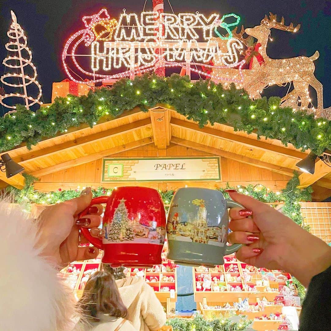 まゆぴちゅーさんのインスタグラム写真 - (まゆぴちゅーInstagram)「🎄🍫🎅🎀🎁  日比谷公園で開催してる﻿ クリスマスマーケットに行ってきた🎄💓﻿ ﻿ 入り口から中までぜーんぶ﻿ 可愛すぎる空間だったーー🧸🎀❤️﻿ リンツのお店から雪が出てたり☃️😳 ﻿ お目当てのリンツのホットチョコドリンク🍫💓﻿ ﻿ まぁやはり激混みだった。（笑）﻿ 17時ぐらいから並んで40分ほど🥲🥲🙏﻿ ﻿ でもカップ可愛いし美味しすぎたから納得🥺﻿ ﻿ ﻿ クリスマスマーケットってやっぱいいね🎅﻿ 毎年来たいって思った🙈❤️﻿ ﻿ 今日、明日、明後日行くとこまだ﻿ お悩みの方いたらぜひ\( ˆoˆ )/✨✨✨！﻿ ﻿ ﻿ ﻿ #東京クリスマスマーケット #日比谷公園 #東京クリスマスマーケット2020 #Xmas #クリスマスマーケット #クリスマスマーケット日比谷  #hibiyapark #カフェ巡り #日比谷カフェ #クリスマス #クリスマスカフェ #東京カフェ #ホットチョコレート #リンツ #lindt #lindtchocolate #lindtlindor #チョコレート #リンツ #クリスマス2020 #東京観光 #リンツチョコレート #映えスポット  #映え写真 #映えドリンク #かわいいネイル  #クリスマスネイル #赤ネイル #キラキラネイル #ネイルデザイン2020 #冬ネイル」12月23日 12時19分 - mayu_03pichu