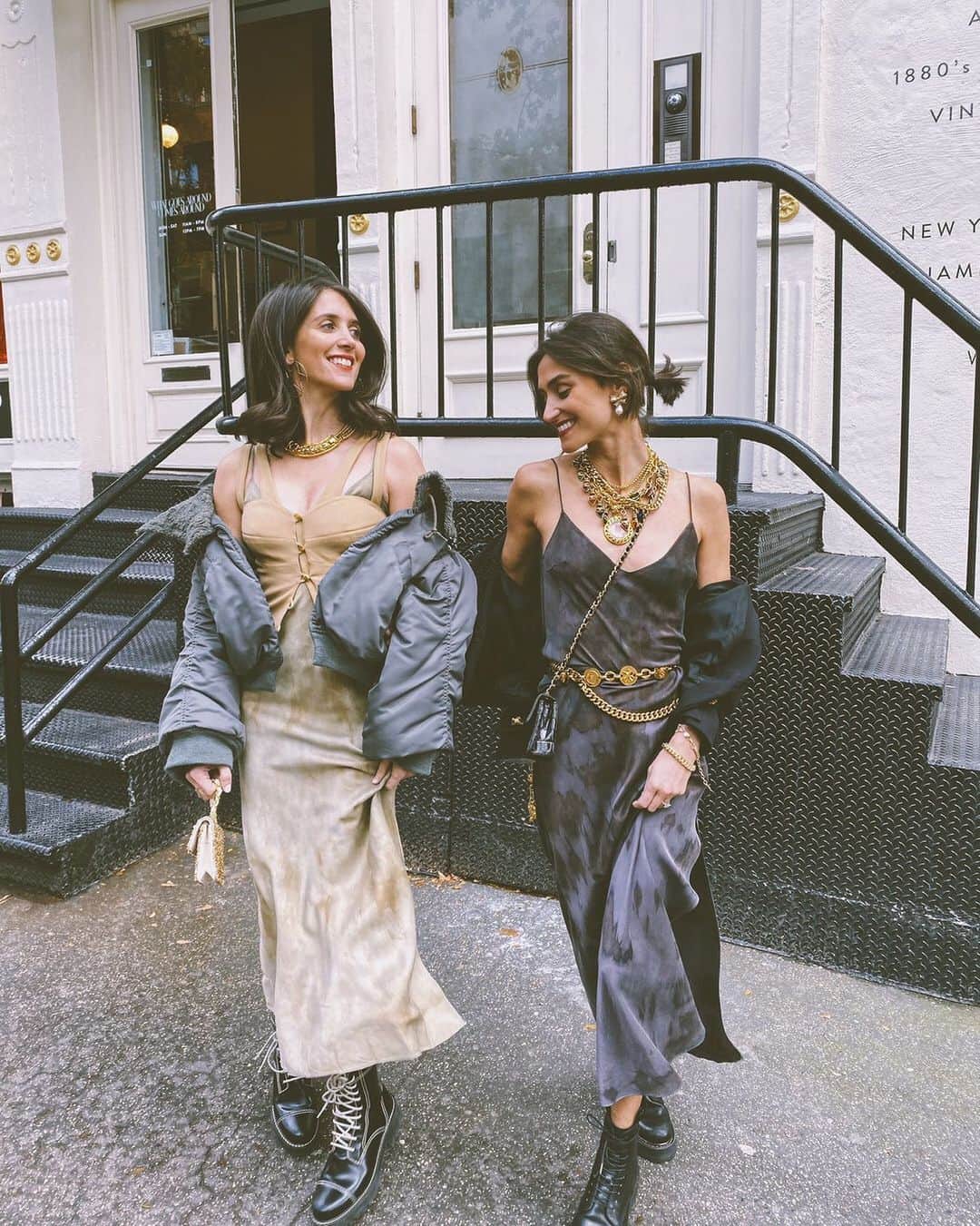 ダニジョーのインスタグラム：「Sister Sister 👯‍♀️ Jodie + Danielle #twinning in our hand-dyed slips ✨」