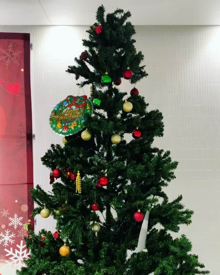 のインスタグラム：「おはようございます(๑′ᴗ‵๑)✨ Kiss FM KOBE「4SEASONS」、今朝も宜しくお願い致します❣️  #1日1クリスマスツリーinKOBE #阪神電車 #神戸三宮駅」