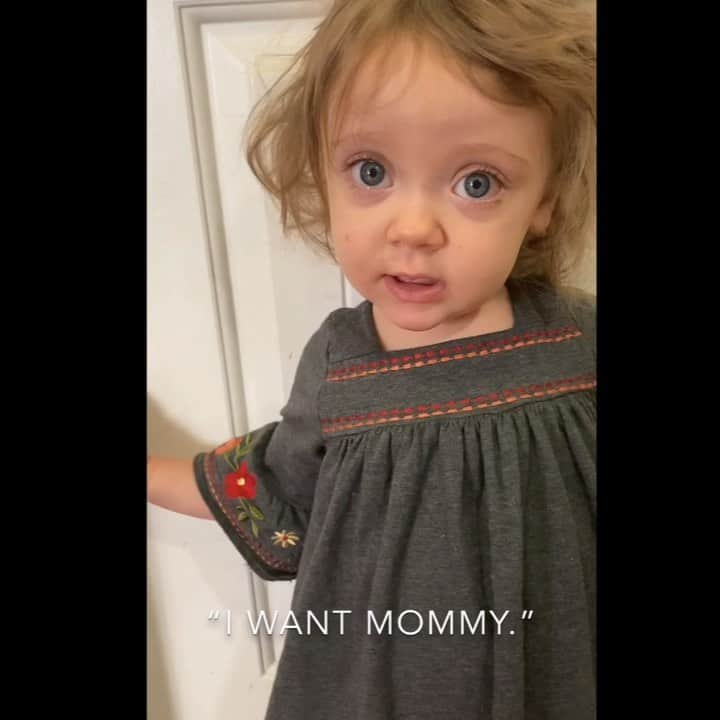 ジェッサ・ダガーのインスタグラム：「Every time I’m in the shower **knocks on the door** “Mommy, I want to hug you!” This child melts my ❤️!  #mamasgirl #18monthsold」