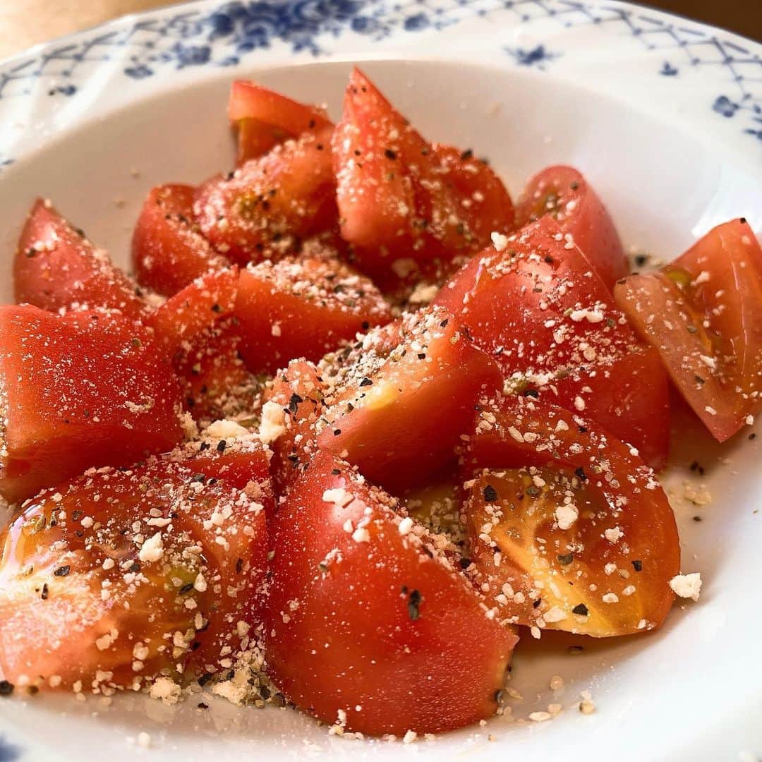 華月咲（さーちゃん）さんのインスタグラム写真 - (華月咲（さーちゃん）Instagram)「1223 おはさーちゃん\( ･ᴗ･ ) 最近ハマってるメープルシロップで お洒落な前菜作ってみたよん〜🍅✨ 好きな形に切ったトマトの上に メープルシロップ＋粉チーズ＋黒胡椒 （気持ち塩いれてもいいかも！好みで！） これだけ🤟めっちゃ簡単なのに本格的な 料理に見えるし最高に美味しいのだ🥳 ＊ カナダから直輸入の天然100%だから 身体にも優しいしとにかく味が濃厚！！！ 毎朝のヨーグルトにもプラスしてるよん🐮 気分も調子も上がる！ぜひ試してみてね💓 ＊ さて、今日もいちにちがんばろ〜(*ˊᵕˋ*)🌈 ・ ・ #fashion #ootd #makeup #kawaii #instafashion #outfit #corde #me #follow #followme #instagood #さーちゃん #華月咲 #美容女子 #自撮り女子 #ロイヤルユキ #メープルシロップ #メイプルシロップ #メープルシロップ好き #メープルシロップ大好き #monipla #royalyuki_fan」12月23日 7時06分 - sachan_0109