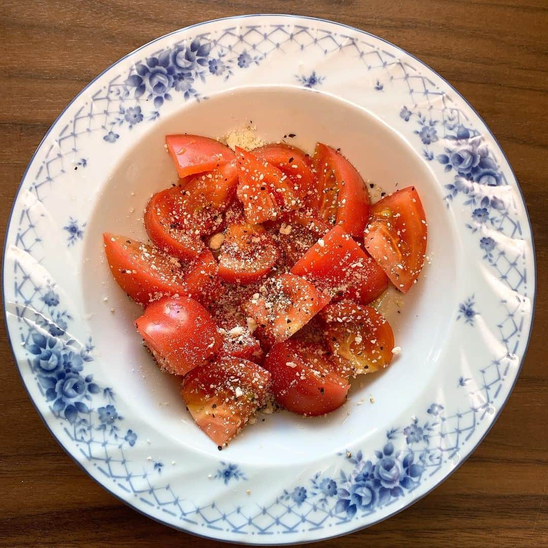 華月咲（さーちゃん）さんのインスタグラム写真 - (華月咲（さーちゃん）Instagram)「1223 おはさーちゃん\( ･ᴗ･ ) 最近ハマってるメープルシロップで お洒落な前菜作ってみたよん〜🍅✨ 好きな形に切ったトマトの上に メープルシロップ＋粉チーズ＋黒胡椒 （気持ち塩いれてもいいかも！好みで！） これだけ🤟めっちゃ簡単なのに本格的な 料理に見えるし最高に美味しいのだ🥳 ＊ カナダから直輸入の天然100%だから 身体にも優しいしとにかく味が濃厚！！！ 毎朝のヨーグルトにもプラスしてるよん🐮 気分も調子も上がる！ぜひ試してみてね💓 ＊ さて、今日もいちにちがんばろ〜(*ˊᵕˋ*)🌈 ・ ・ #fashion #ootd #makeup #kawaii #instafashion #outfit #corde #me #follow #followme #instagood #さーちゃん #華月咲 #美容女子 #自撮り女子 #ロイヤルユキ #メープルシロップ #メイプルシロップ #メープルシロップ好き #メープルシロップ大好き #monipla #royalyuki_fan」12月23日 7時06分 - sachan_0109