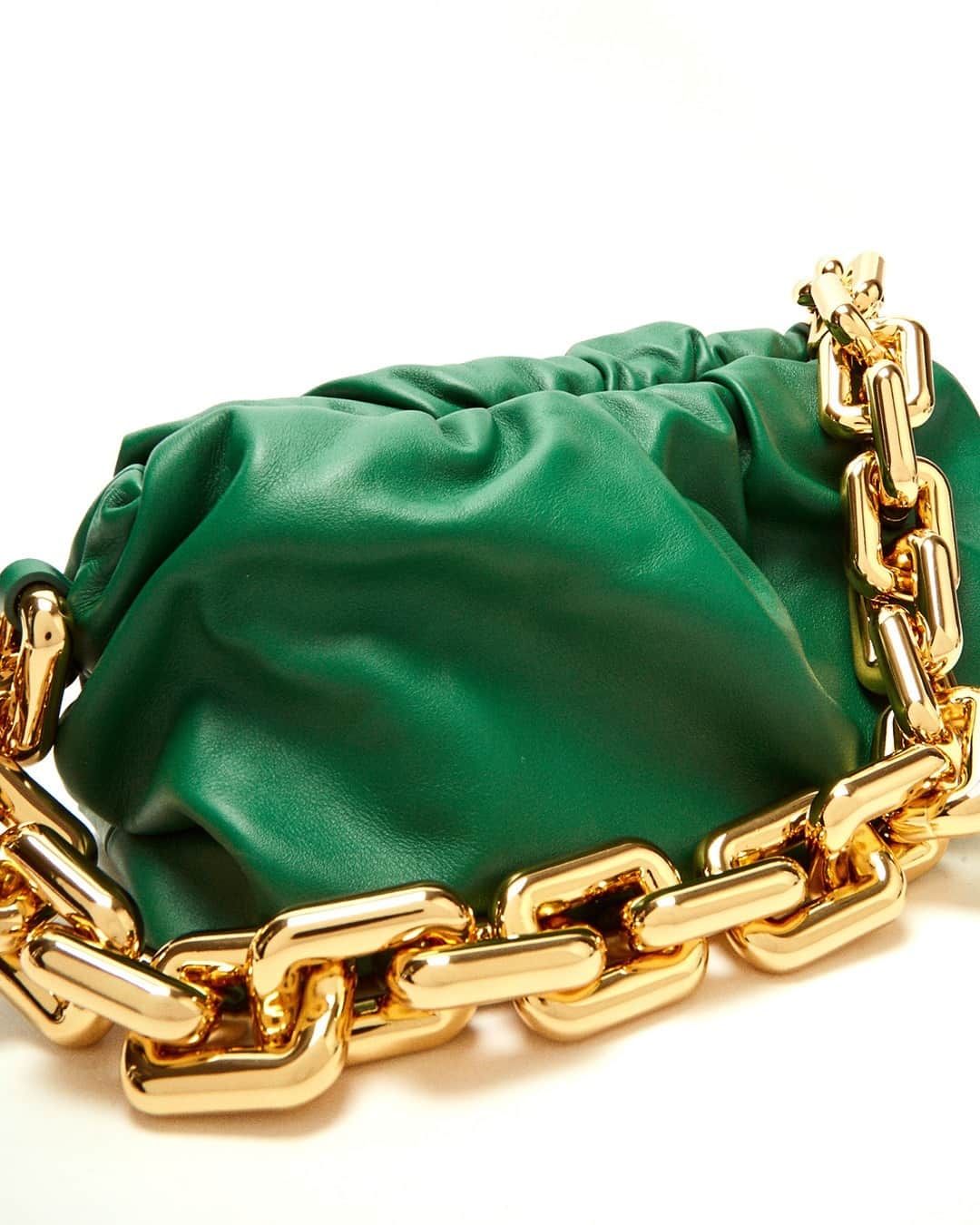 エルエヌシーシーのインスタグラム：「Bottega Veneta's creative director Daniel Lee updates its cult Pouch silhouette with a chunky gold-tone metal curb chain strap. Shop The Chain Pouch Bag online at LN-CC. @bottegaveneta」