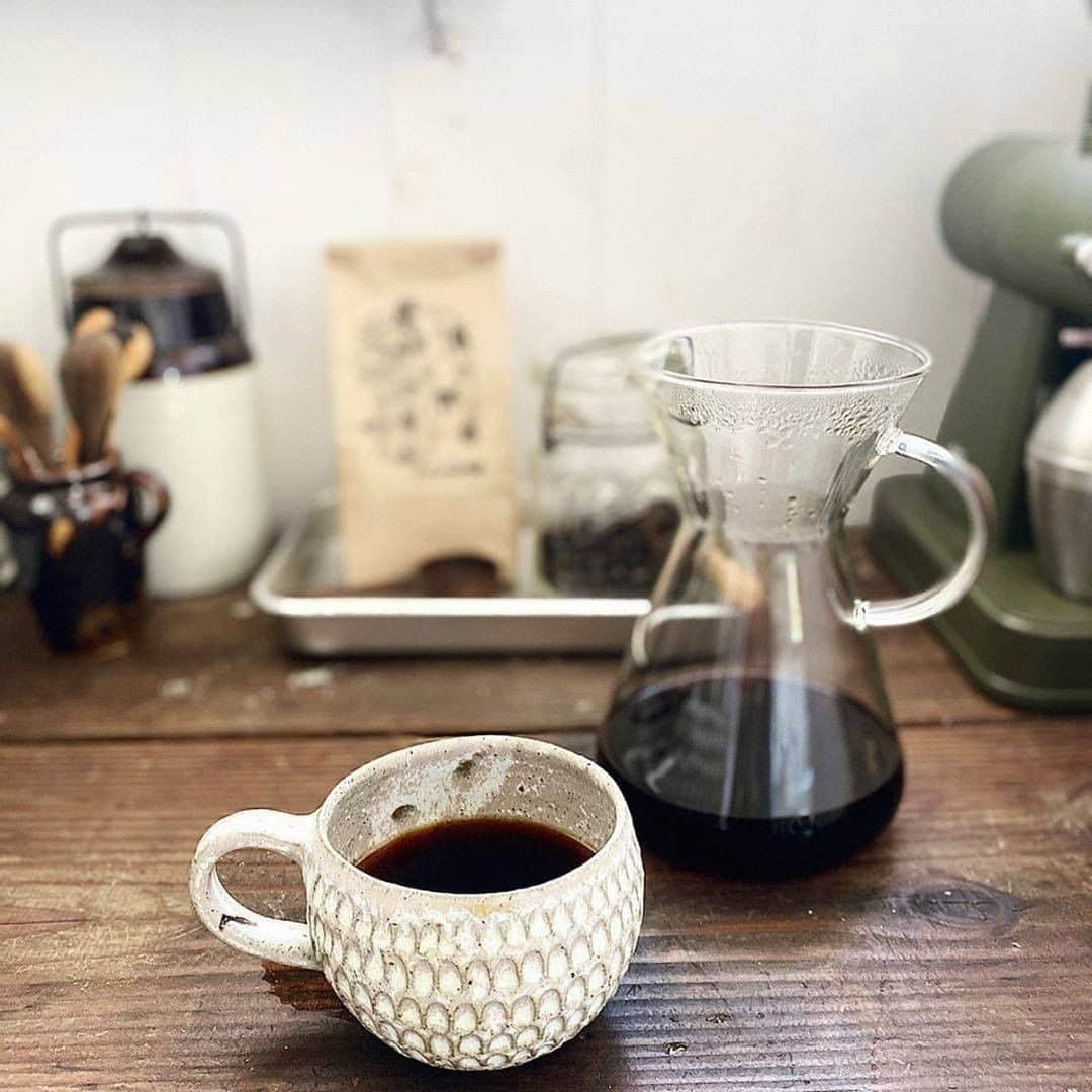 sarasa design storeさんのインスタグラム写真 - (sarasa design storeInstagram)「｜朝だから飲みたい、特別に淹れた一杯のコーヒー⠀⠀ ・⠀⠀⠀ ⁣────────────────────⠀⠀⠀ ⁣・⠀⠀⠀ ●b2c 耐熱ガラス コーヒードリッパーセット⠀⠀⠀⠀ 定価：3,900円（税込）⠀ ・⠀⠀⠀⠀ ────────────────────⠀⠀⠀ ・⠀⠀⠀ こちらの商品を @kisyuunomori さんに⠀⠀⠀ 撮影協力いただきました。⠀ ご協力ありがとうございました！！⠀⠀⠀ ⁣・⠀⠀⠀ ──⠀ ⁣・⠀ いつも使ってた珈琲ドリッパーは⠀⠀ お嫁に来る前からこのお家にあったもの、⠀⠀ 特に新しいものを買おうと思わず使ってたのだけど、⠀⠀ おnew(古っ)笑！⠀ お迎えしました(๑˃ᴗ˂)و♡⠀⠀ ペーパーレスでも、ペーパー有りでもOK！⠀⠀ 後始末を考えたらペーパー有りの方がいいかな。⠀ 私の感想ね😊⠀⠀ ・⠀ #sarasadesign #sarasadesignlab #sarasadesignstore⁣ #おうちじかん⁣ #珈琲ドリッパー #コーヒータイム #キッチン #インテリア ⁣#シンプルライフ #コーヒー⠀ ・⠀ ────────────────────⠀⠀⠀⠀ #sarasadesign をつけて投稿いただいた中からお写真をご紹介する場合がございますので、ぜひ投稿してみてください！！　素敵なお写真お待ちしております！！⠀⠀⠀ ────────────────────⠀⠀⠀ ・⠀⠀⠀ #sarasadesign⠀#sarasadesignlab #sarasadesignstore⠀ ・」12月23日 7時00分 - sarasa_design