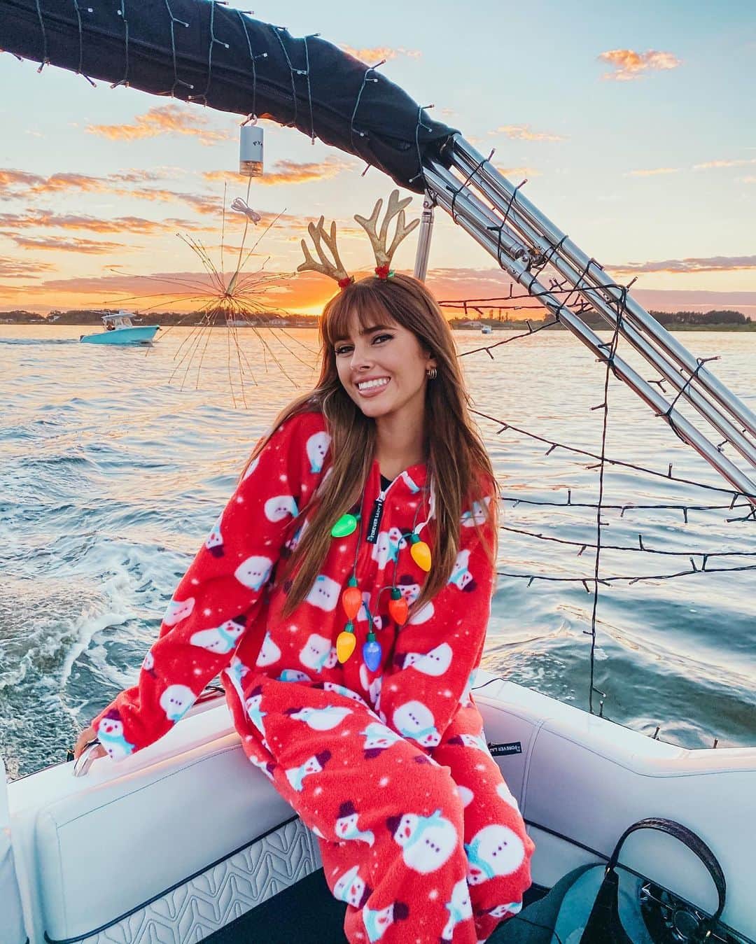 Emily Zeckさんのインスタグラム写真 - (Emily ZeckInstagram)「- In case you were wondering, I did, in fact, wear my onesie to the boat parade :) What’s your fav Christmas carol?」12月23日 7時03分 - thatpineapplegirl