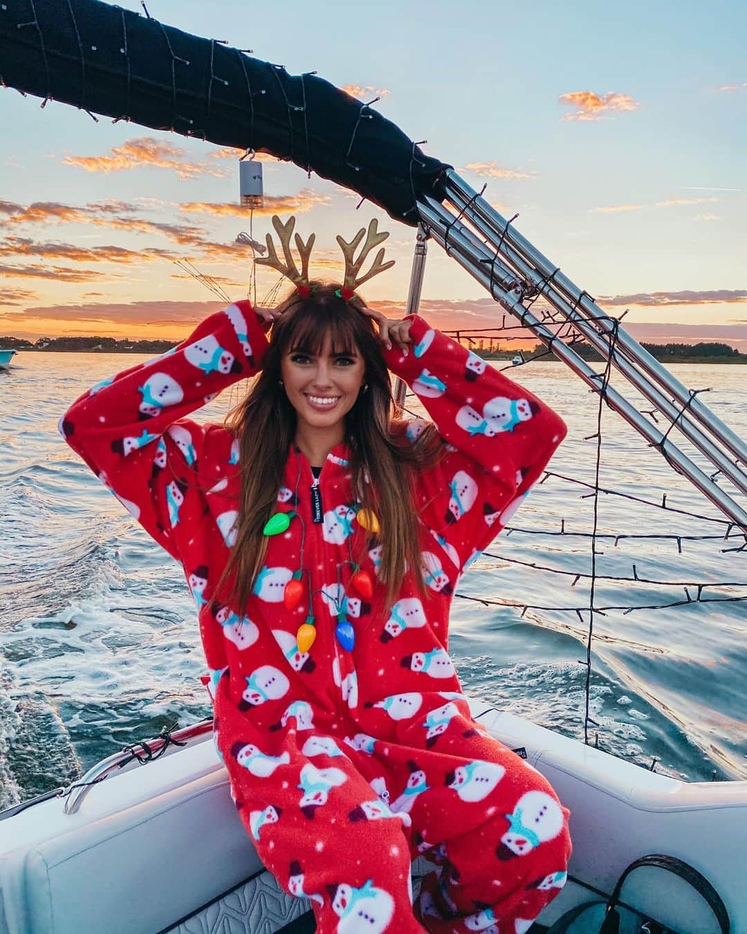 Emily Zeckさんのインスタグラム写真 - (Emily ZeckInstagram)「- In case you were wondering, I did, in fact, wear my onesie to the boat parade :) What’s your fav Christmas carol?」12月23日 7時03分 - thatpineapplegirl
