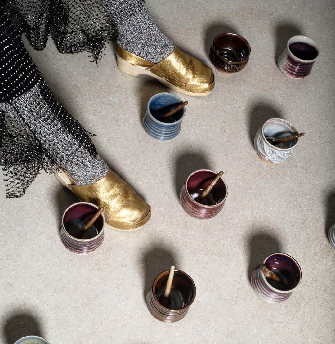 ロサモサさんのインスタグラム写真 - (ロサモサInstagram)「Before you get wasted... + ...visit us in our Vienna Store today Wed, 23.12. for last minute gifts! + Raku, Japanese tea, and more,... + #raku #tea #japanesetea #pottery #ceramics #lastminute #lastminutegifts #giftideas #giftsforhim #giftsforher #rosamosa #vienna #style #teacup #mug #supportyourlocal #supportsmallbusiness #supportthemakers #gold #goldenshoes #clogs + photo: @elsaokazaki  styling/model: @johannabouvier_  make/hair: @paint_by_n」12月23日 7時14分 - rosamosavienna