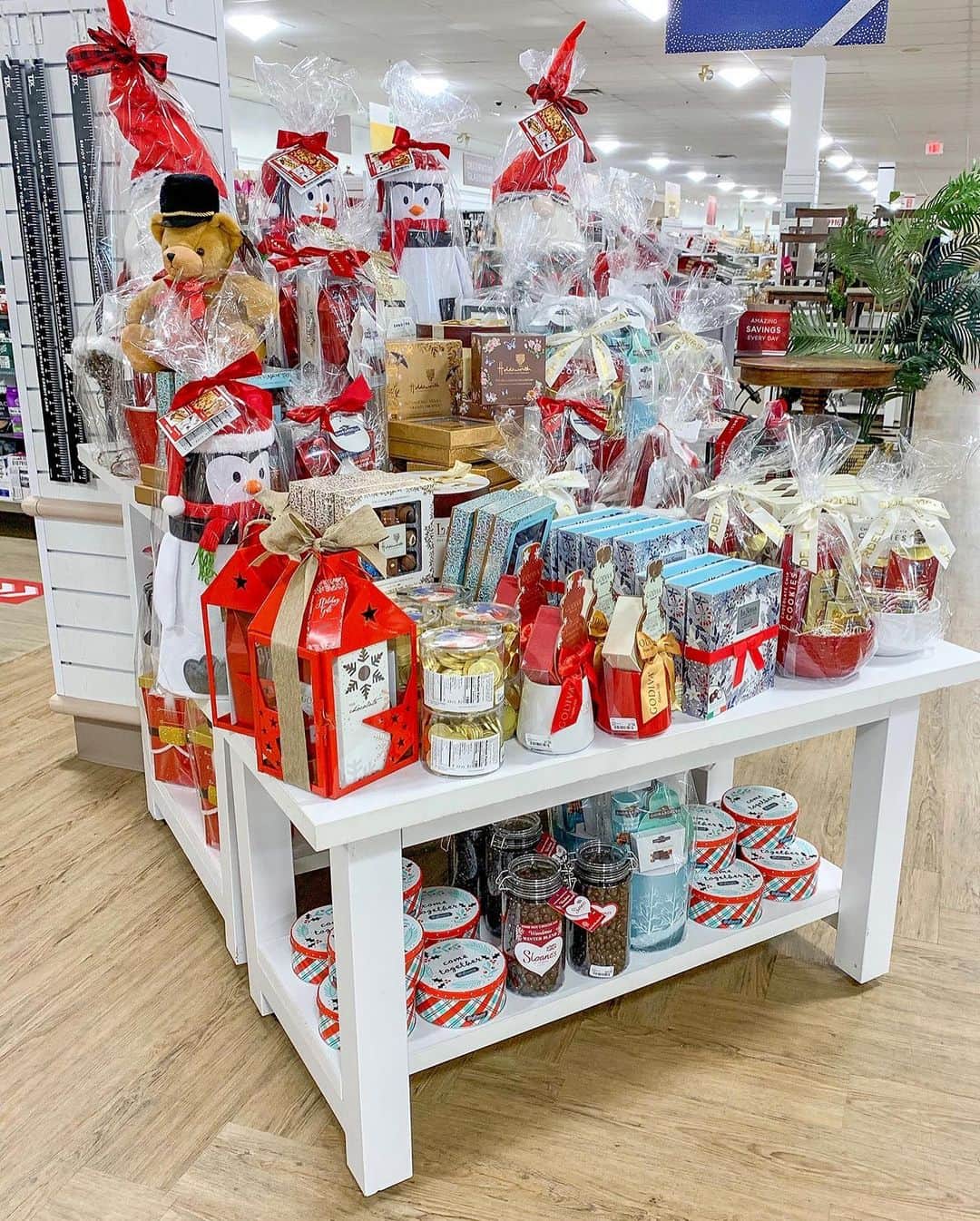 HomeGoodsさんのインスタグラム写真 - (HomeGoodsInstagram)「There’s no place like HomeGoods for fab-YULE-ous last minute gifts 🎁🎅🎄 #SpendLessGiftBetter」12月23日 7時15分 - homegoods