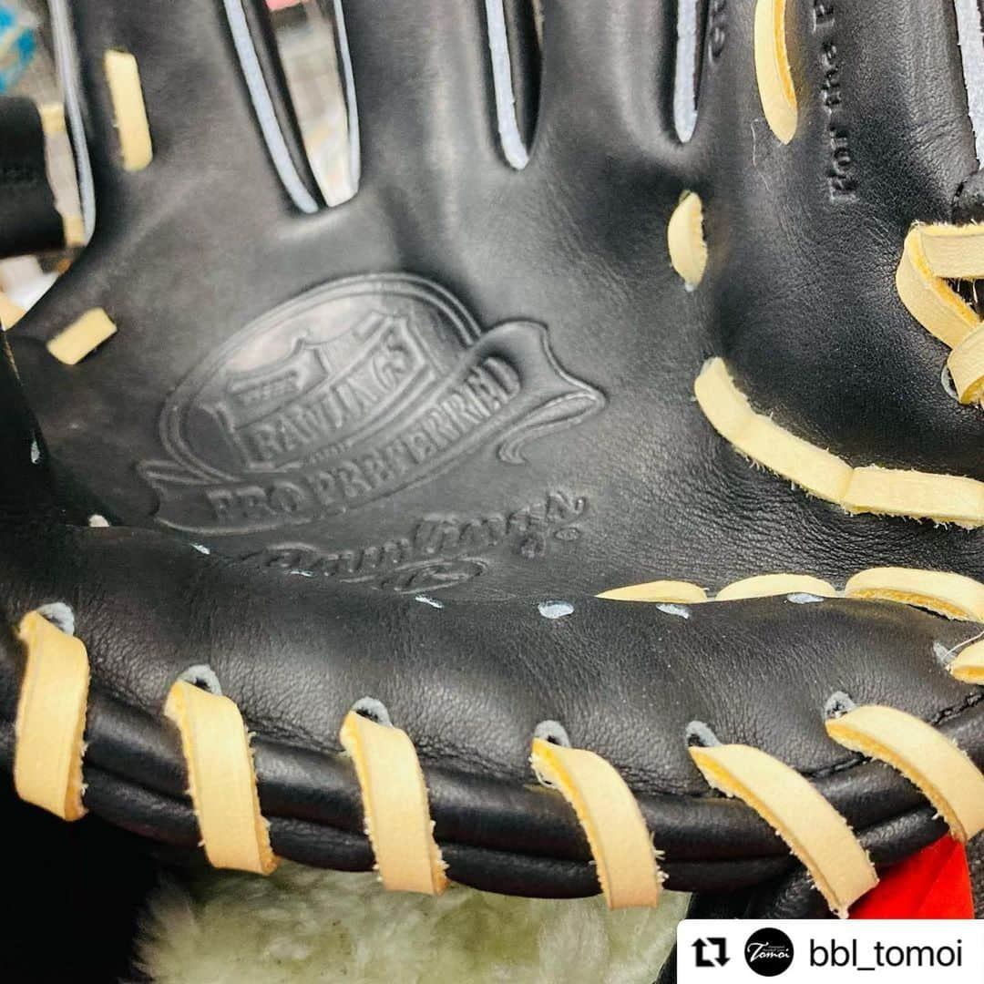 Rawlings Japanさんのインスタグラム写真 - (Rawlings JapanInstagram)「#Repost @bbl_tomoi with @make_repost ・・・ ローリングス プロプリファード硬式用グラブ⚾️高校野球対応👍  こちらのモデルは当店オリジナルモデルになります✌️  グラブ本体はサイズは11インチとかなりコンパクトなサイズになっております。ただ、ポケットが深めなのでしっかりと掴んで取れるグラブになっています！  そしてそして、、、当店ならではの工夫が施されています。  まずは、レースカラーがキャメル！今年から使用可能になりましたね😏  続いて、ディフェンサー機能。何それ？と思った方は多いと思います。こちらの機能は土手部を盛り上がらせてファンブルを防ぐ機能になります。  ウェブ下のレースをダブルクロス通し！紐が切れやすいのでダブルで通して耐久性アップ🥳  特殊指あて搭載！こちらの指あては衝撃吸収に特化しており、ボールを受けた時の衝撃を吸収してくれます👍👍  オーダーでも出来ない要素が沢山入った内野手用グラブを是非、ご体感下さい😏  #ローリングス #rawlings #ローリン #硬式野球 #ベースボール #高校野球 #高校球児 #選抜 #センバツ #グラブ #グローブ #オーダーグラブ #オーダーグローブ #キャメル #プロ野球 #岡本和真 #mlb #メジャー #メジャーリーグ #野球 #野球用品 #ベースボールランド友井 @rawlings_japan_llc」12月23日 7時08分 - rawlings_japan_llc