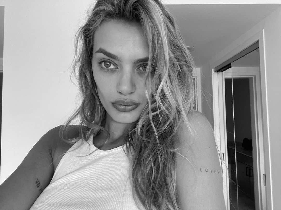 ブレッヒェ・ハイネンのインスタグラム：「Me and my fav tank top」