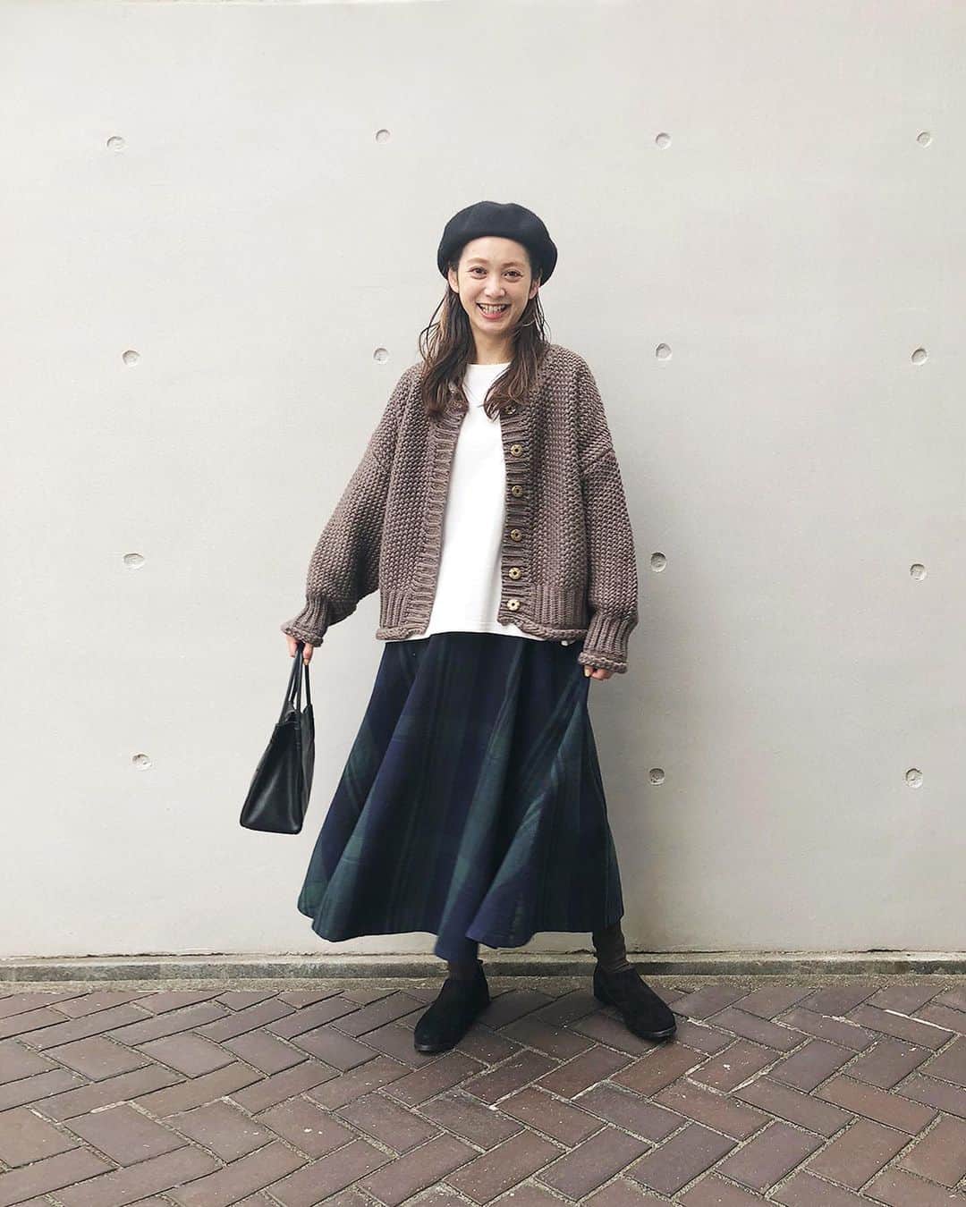のインスタグラム：「ナチュランのスタッフがオリジナルチェックのスカートとコンビネゾンを着用してご紹介します。﻿ ナチュランオリジナルブランド「Lintu Laulu」の即完売アイテムが、待望の再入荷です。﻿ ﻿ チェックの大きさや色を何度も組み直して作り上げた、こだわりのオリジナルチェック柄。﻿ ナチュランでしか手に入らない、上品で落ち着いた雰囲気を持つ大人の配色に仕上がりました。﻿ コットンリネンのナチュラルでほどよい厚さの生地が特徴的。﻿ スカート、コンビネゾンどちらも1年を通して活躍するアイテムです。﻿ ﻿ 《スタッフ身長：163㎝》﻿﻿ ﻿ ﻿ ******************﻿ おかげさまでナチュランのフォロワーが8万人を突破しました♪﻿ 感謝の気持ちを込めまして、クーポンプレゼント中です。﻿ ＊﻿ 全品８％割引クーポン﻿ --------------------------﻿ クーポンコード:　THANKS-EIGHT　﻿ --------------------------﻿ 配布期限:2020/12/25﻿ クーポン有効期間：2020/12/31﻿  ・福袋・一部商品はご利用対象外です。﻿ ******************﻿ ﻿ ﻿ -----------﻿ ■オリジナルチェック柄サーキュラースカート[MTO-2A47-1253-B]﻿ 裾にかけて広がるきれいなフレアシルエットで、ボリュームがあるけどすっきり見えるサーキュラースカート。﻿ ウエストはフロントをたたきに、後ろはゴム仕様にすることで、トップスをインしてもバランスよく決まるデザインになっています。﻿ ファスナーも付いているので着脱も簡単！﻿ ﻿ ﻿ -----------﻿ ■オリジナルチェック柄 コットンリネン ポケットコンビネゾン[MTO-2A46-0858-B]﻿ 肩から裾までボタンやジップを一切つけず、スポッと着られるコンビネゾン。﻿ ゆったり、たっぷりとした身幅で忙しい朝でも着用しやすい手軽さも魅力です。﻿ ウエスト切り替えにほどこしたポケットとくるみボタンがアクセント。﻿ ﻿ ﻿ ﻿ - - - - - - -﻿ 他にもいろいろ、ナチュランのスタッフが試着してご紹介しています。﻿ ハッシュタグ　#ナチュランのスタッフ着用　からご覧いただけます。﻿ ぜひチェックしてみてくださいね。﻿ - - - - - - -﻿ ﻿ ﻿ ------------------------------﻿ ▶️お買いものは写真内のタグをタップしてくださいね。またはプロフィールからもナチュランへリンクしています。→@natulan_official﻿ ﻿ ▶️写真内のタグは、販売中でも消えている場合がございます。ぜひ、ナチュランの検索窓から、注文番号又は商品名を、検索してみてくださいね。﻿ ﻿ ▶️プロフィール画面では、季節のおすすめ商品や、再入荷情報をご紹介しています。ぜひ、ご覧くださいませ。→@natulan_official﻿ ﻿ -----------﻿ #lifewear #fashion #今日のコーデ #コーディネート #ファッション #ナチュラル #ナチュラン #natulan #日々の暮らし #暮らしを楽しむ #シンプルライフ #シンプルコーデ #大人女子 #大人コーデ #ナチュラルコーデ #LintuLaulu #リントゥラウル #オリジナル #コンビネゾン  #スカート #チェック #大人カジュアル #冬コーデ #サーキュラースカート #サロペット #ナチュランのスタッフ着用　#natulan_official　@lintu__laulu」