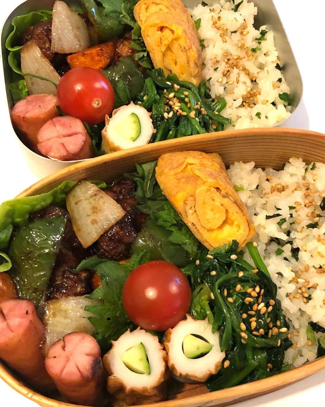 のインスタグラム：「昨日のお弁当( ^ω^ )  唐揚げように漬け込んでた鶏肉の残りを揚げて、酢鶏に(o^^o)  あとは竹輪キュウリ、だし巻き卵、トマト、ウィンナー、ほうれん草ナムルです\(//∇//)\  おにぎりにしなかったら、姫に明日はおにぎりね！と言われました（笑）　　く、くぅ、、、めんどくさい（笑）  そしてランチはお姉ちゃんや甥っ子といつもの勉強会メンバーで六本木のバルバコアへ！  ここはサラダブッフェがあるんだけど、感染症対策が素晴らしい！  手袋も風が膨らませてくれて、触らずビニール手袋がはめられて、更にその上からアルコール除菌をするようになってます。 必ずお店の方がブッフェの入り口にいてチェックしてました！  食べることに夢中で何故か肉の写真もなかったけど、、、（笑）  私の星柄のスカートをみんなが可愛いって言ってくれて嬉しかったです\(//∇//)\もちろんダブスタね(≧∀≦)  お迎えがあるので、サクサクですが元気なみんなに会えて良かったです(≧∀≦)  #甘糟ご飯#ご飯#昼ごはん#ランチ#ランチボックス#弁当#曲げわっぱ#わっぱ弁当 #酢鶏#バルバコア#bento#lunch#lunchbox」