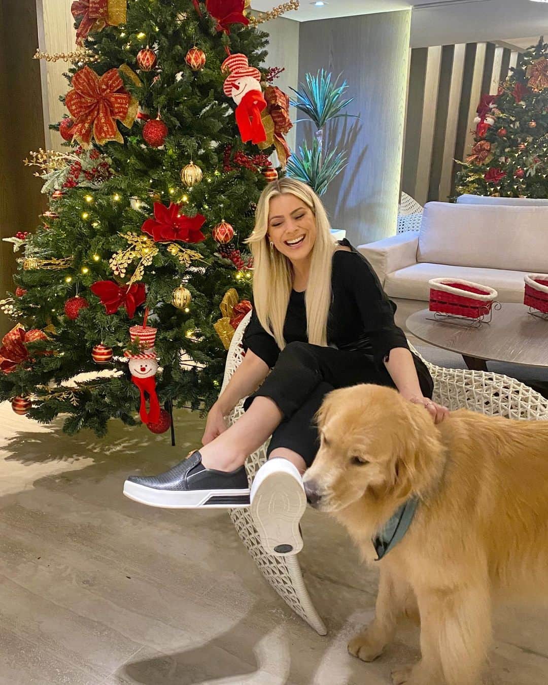 レナータ・ファンのインスタグラム：「Oi pessoal, tudo bem? Eu não tive dúvidas na escolha do presente @pegadashoes de Natal. E como eu não abro mão de um calçado lindo e confortável que combina com qualquer look, este foi o meu queridinho. Ele está disponível na Loja Conceito no Shopping Ibirapuera, em São Paulo, ou na sua loja multimarca preferida. O que vocês acharam, não é lindo? ​ Neste Natal, faça como eu, vá até a loja Pegada e garanta o presente de Natal. ​ 🎅🎄😍」