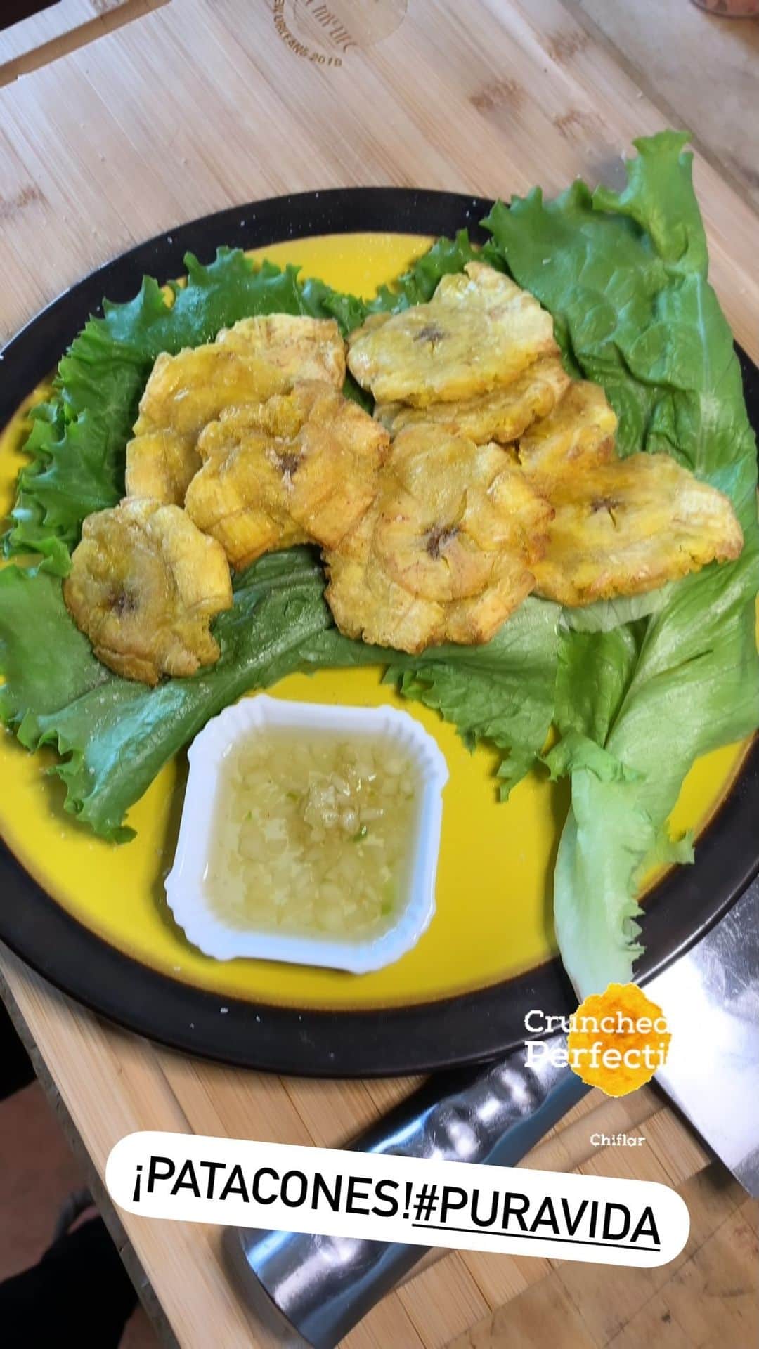 ハリー・シャム・ジュニアのインスタグラム：「¡Patacones! AirFry edition. I know I know. I should be frying them but I hate dumping oil and waste it. They taste just as good and healthier. Brings back memories when my mom use to make them and you could smell them from a mile away. Also the sauce is just minced garlic sizzled with hot oil and a dash of salt. Pretty easy appetizer or side dish. Enjoy and lemme know if you give it a try yourself.  Riquisimo!#puravida #patacones #costarica」