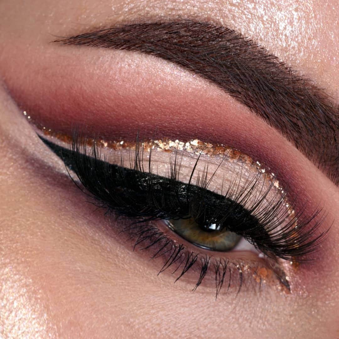 NYX Cosmeticsさんのインスタグラム写真 - (NYX CosmeticsInstagram)「@alexya.mua has us hypnotized with this beautiful bronzed #EOTD ✨ She slays this glittery gaze wearing our Ultimate Shadow Palette in 'Warm Neutrals' + Epic Ink Liner + Glitter Primer + Born To Glow! Naturally Radiant Foundation 💖 • #icedathome #nyxcosmetics #nyxprofessionalmakeup #crueltyfreebeauty」12月23日 7時19分 - nyxcosmetics