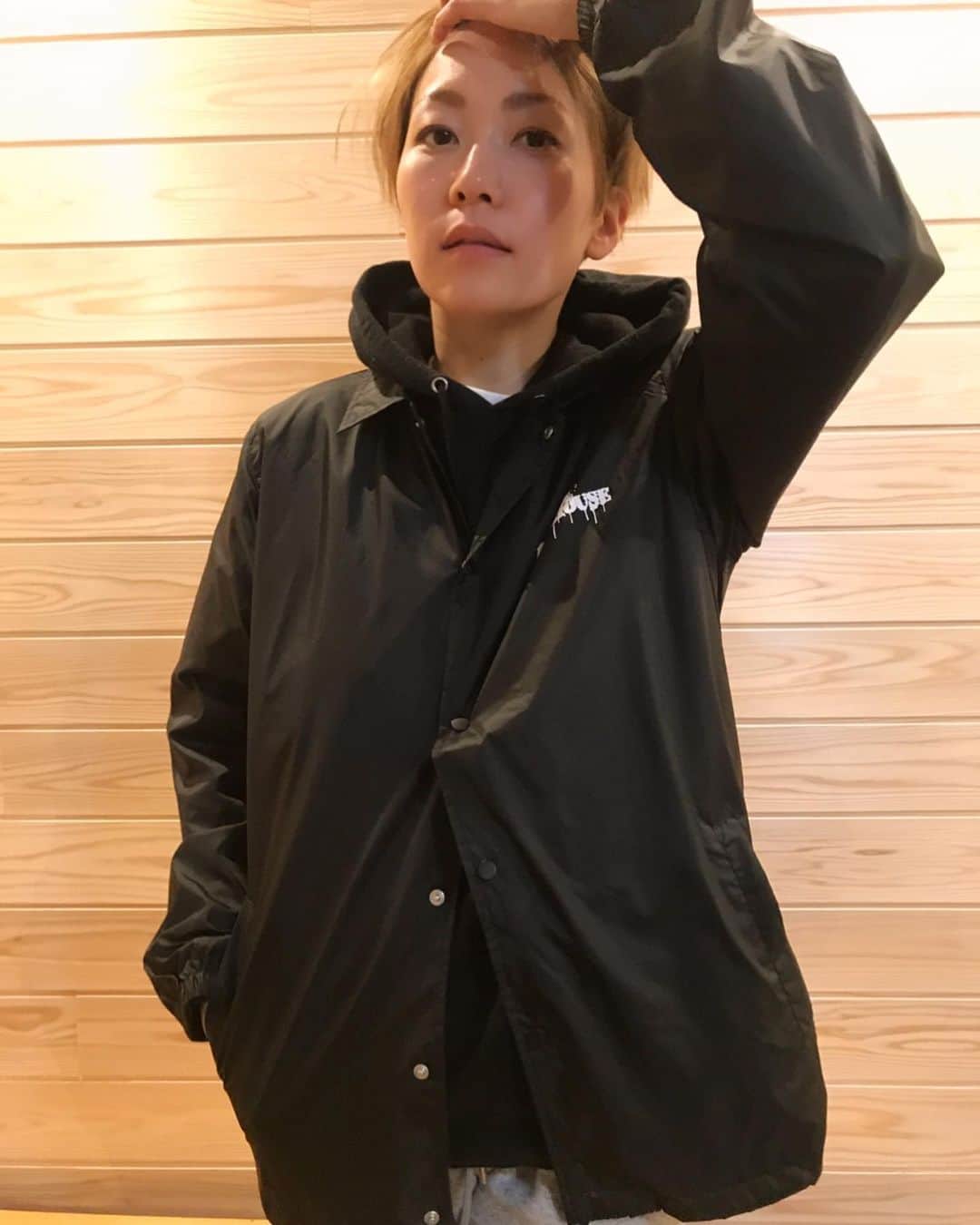 福岡晃子のインスタグラム：「チャットモンチーのホームでもあるライブハウス、「徳島club GRINDHOUSE」の10周年記念オフィシャルグッズのイラストを描かせてもらいました。 心をこめて絵かきました。 ご予約の締め切りはクリスマスの12月25日00:00までだそうです🎄 ぜひ、チェックしてみてください。 http://grindhouse.base.shop  #clubgrindhouse」